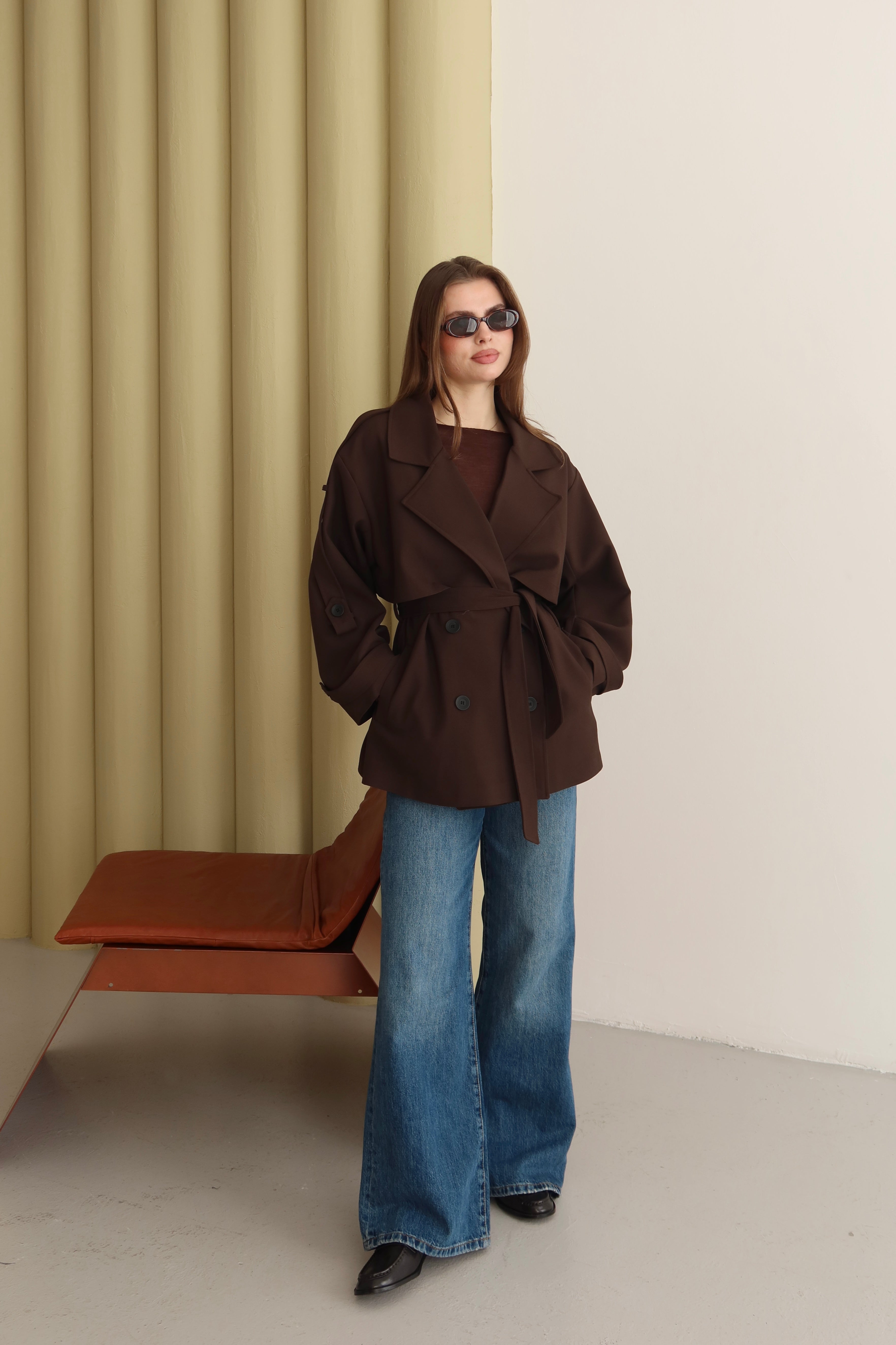 KAHVERENGİ  DÜĞME VE KUŞAK DETAYLI TRENÇKOT