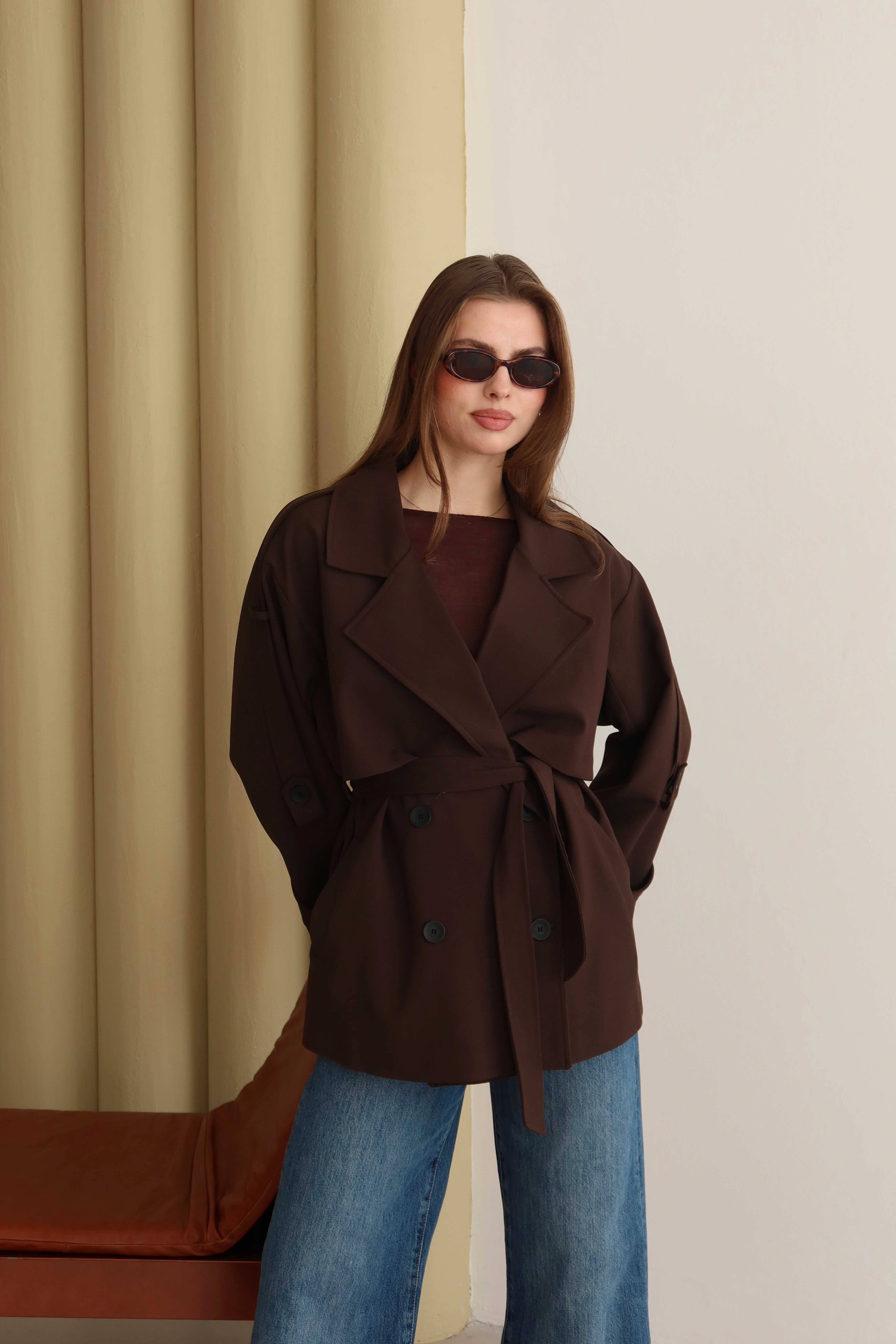 KAHVERENGİ  DÜĞME VE KUŞAK DETAYLI TRENÇKOT