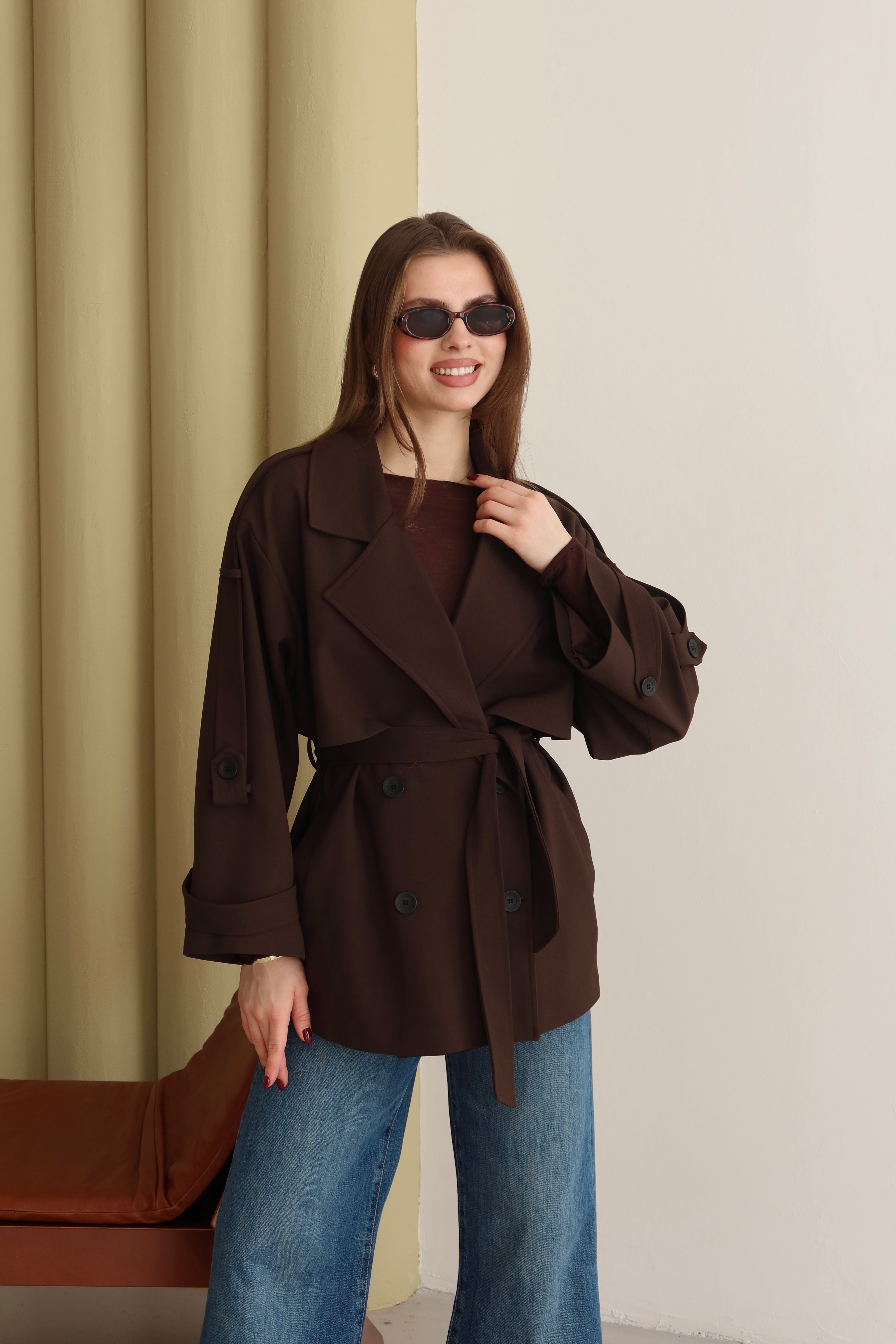 KAHVERENGİ  DÜĞME VE KUŞAK DETAYLI TRENÇKOT