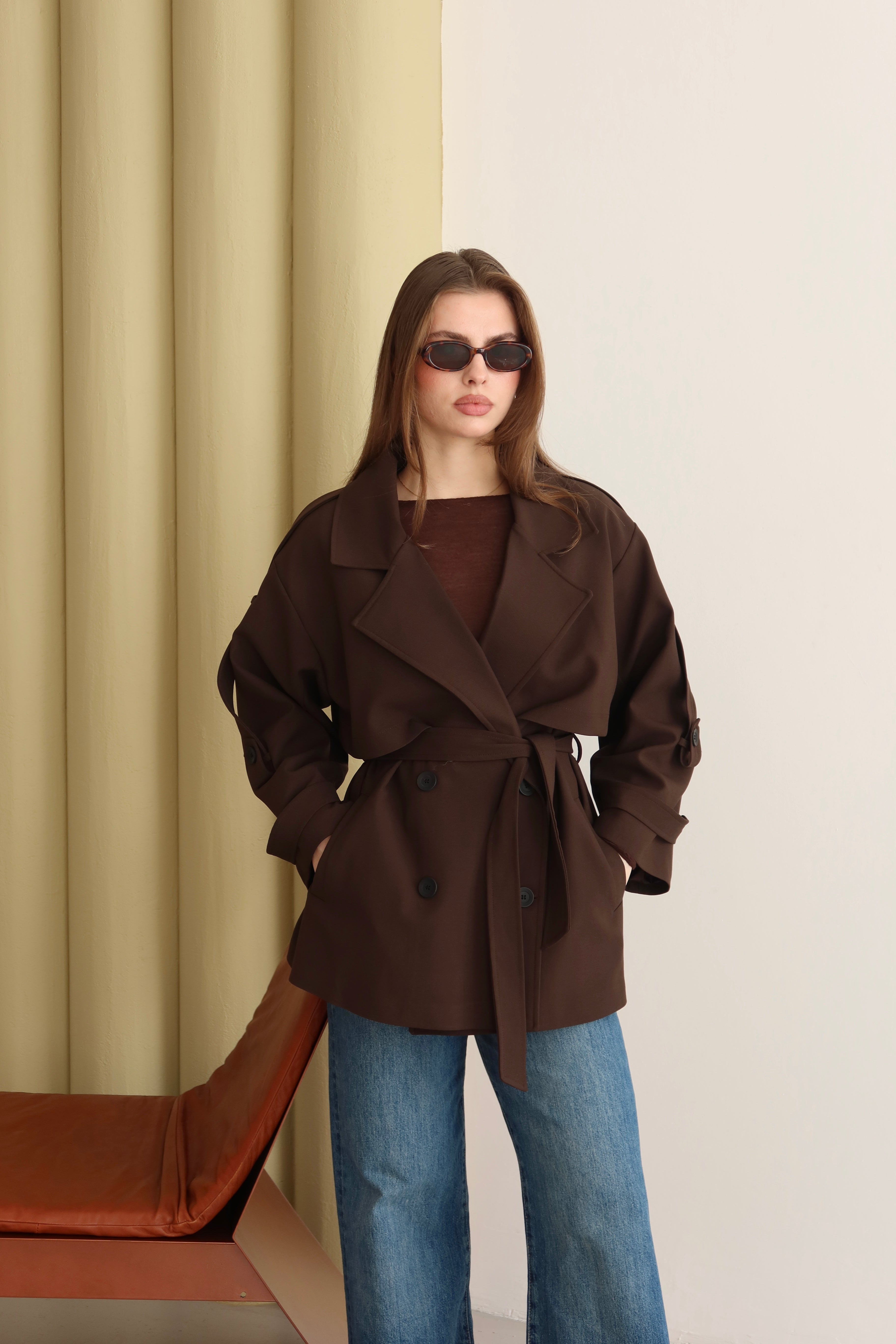 KAHVERENGİ  DÜĞME VE KUŞAK DETAYLI TRENÇKOT