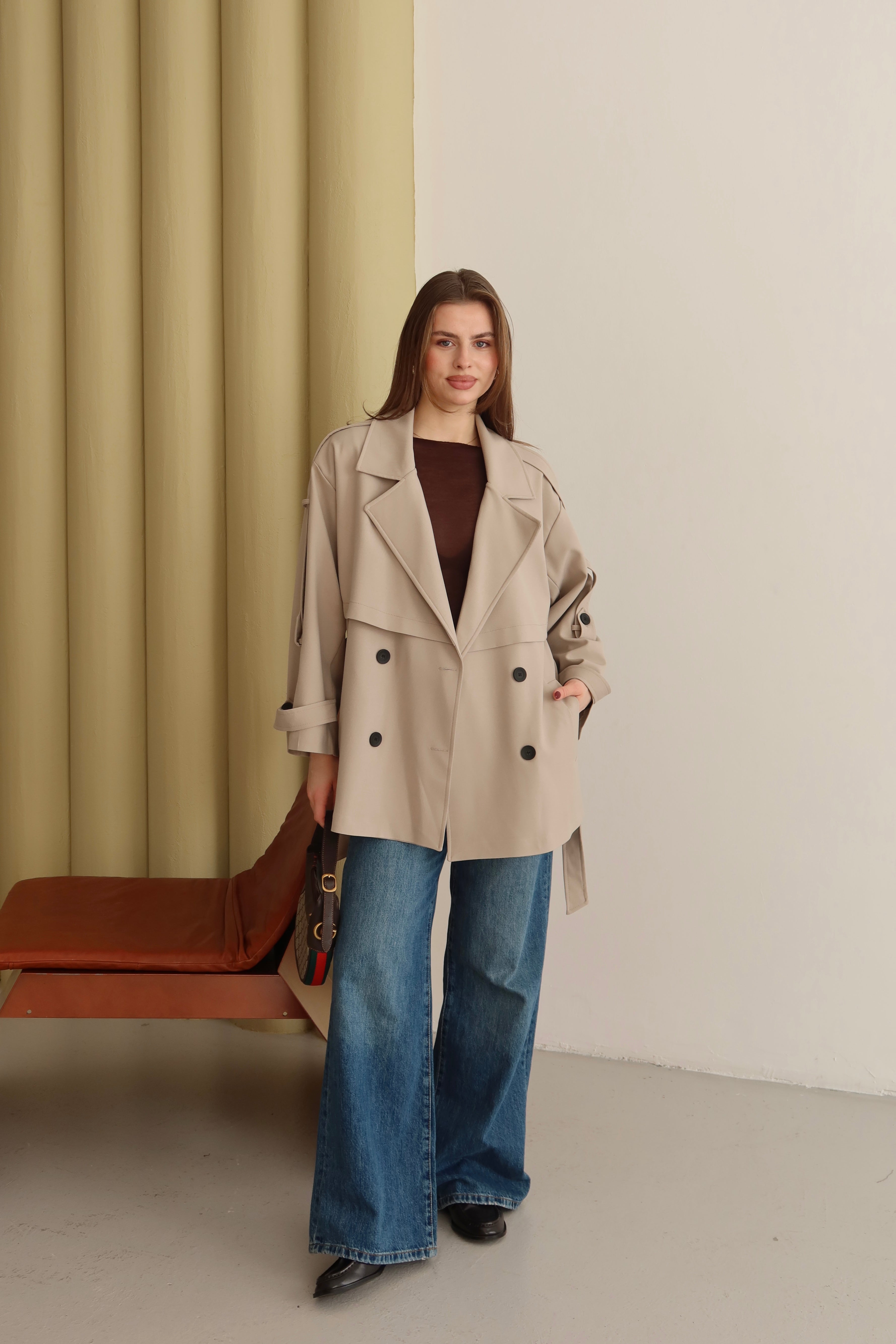 BEJ DÜĞME VE KUŞAK DETAYLI TRENÇKOT