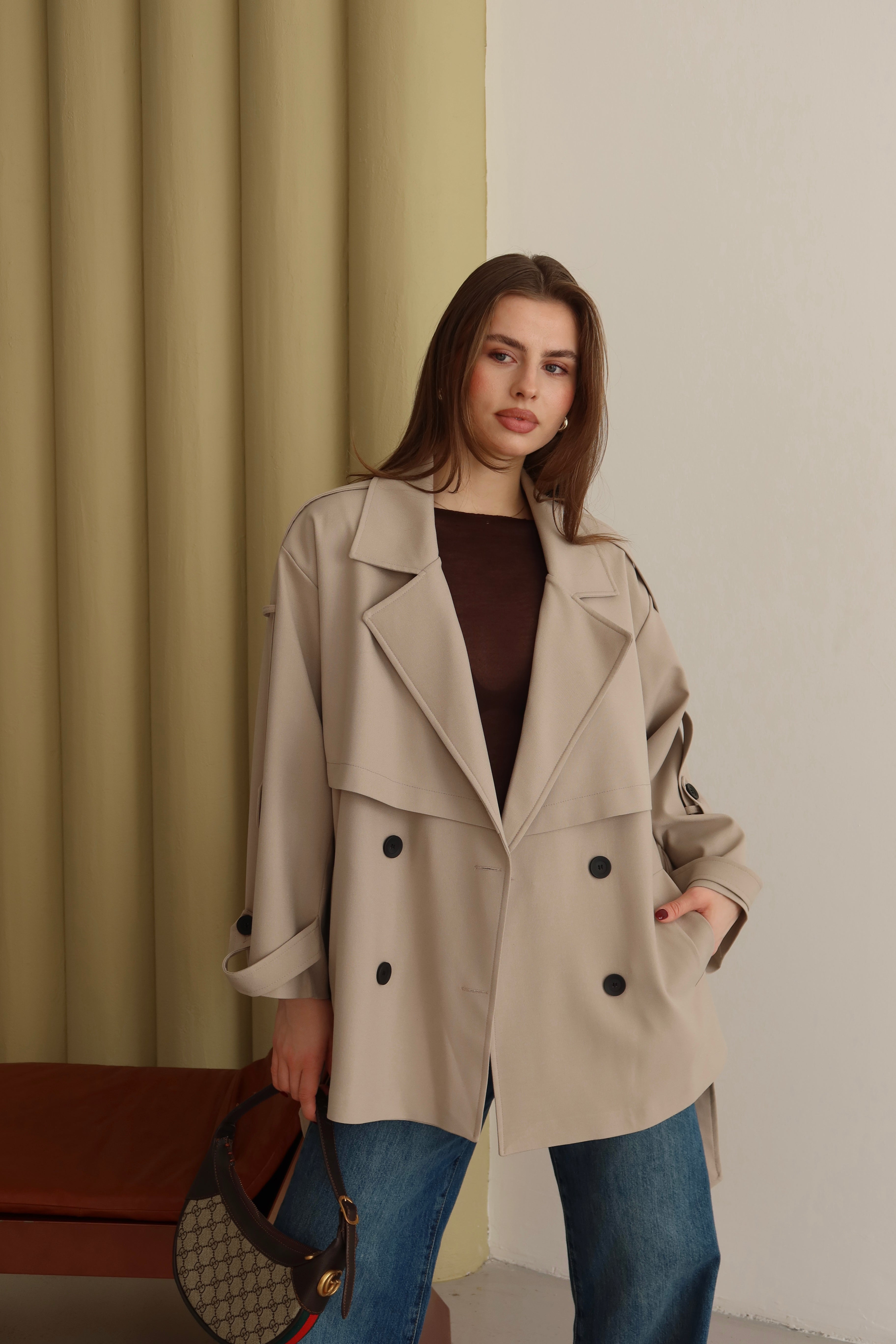 BEJ DÜĞME VE KUŞAK DETAYLI TRENÇKOT