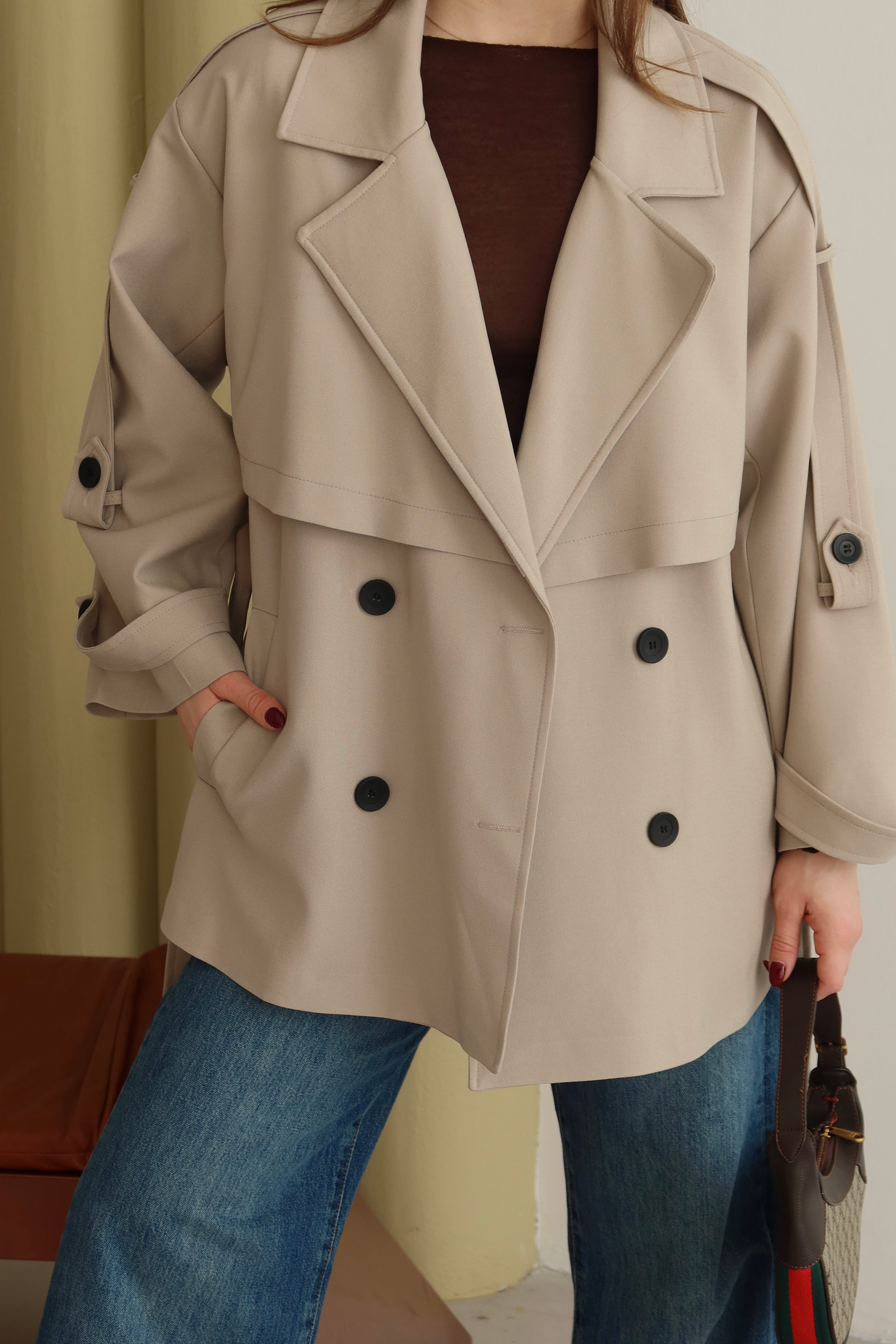 BEJ DÜĞME VE KUŞAK DETAYLI TRENÇKOT