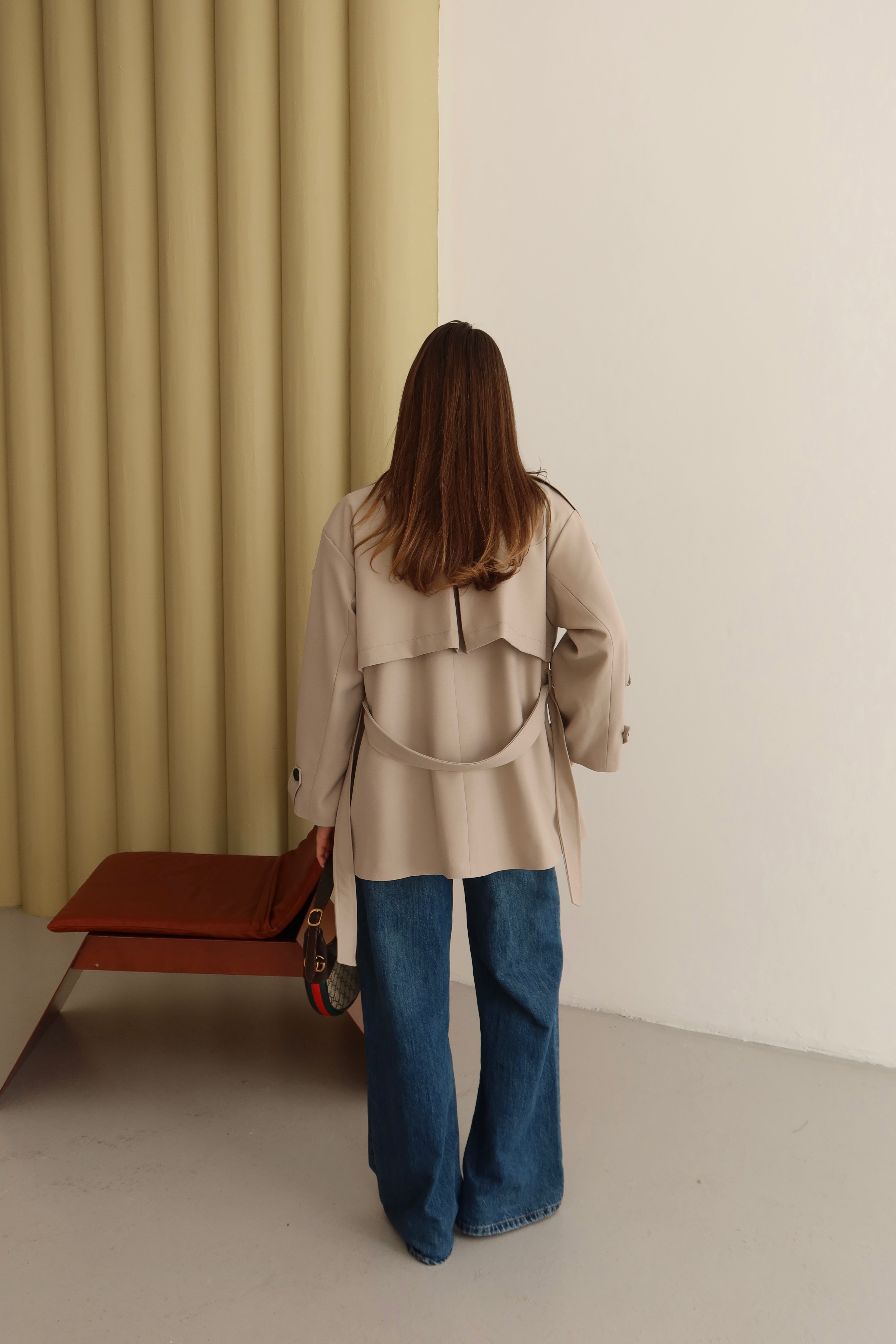 BEJ DÜĞME VE KUŞAK DETAYLI TRENÇKOT