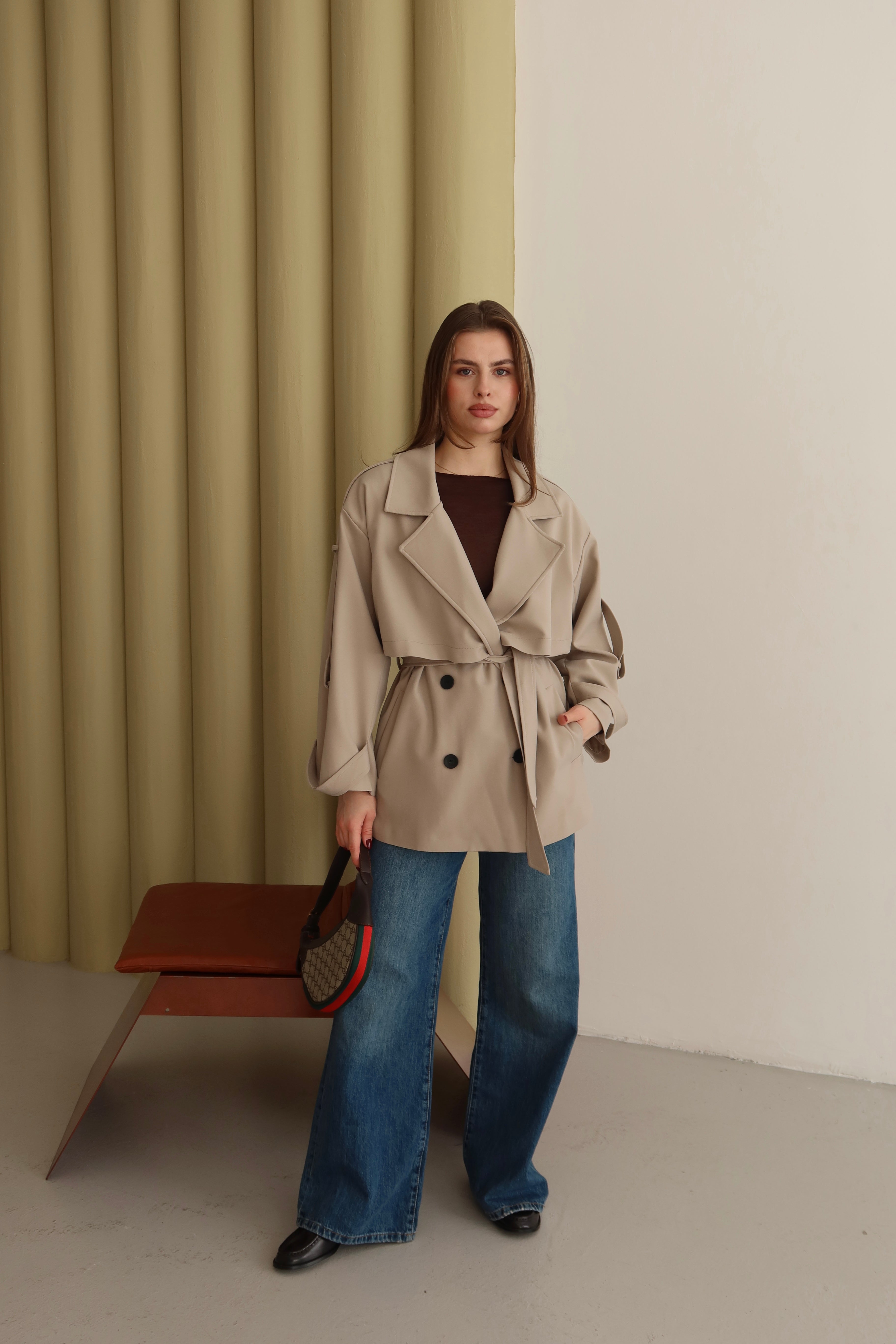 BEJ DÜĞME VE KUŞAK DETAYLI TRENÇKOT