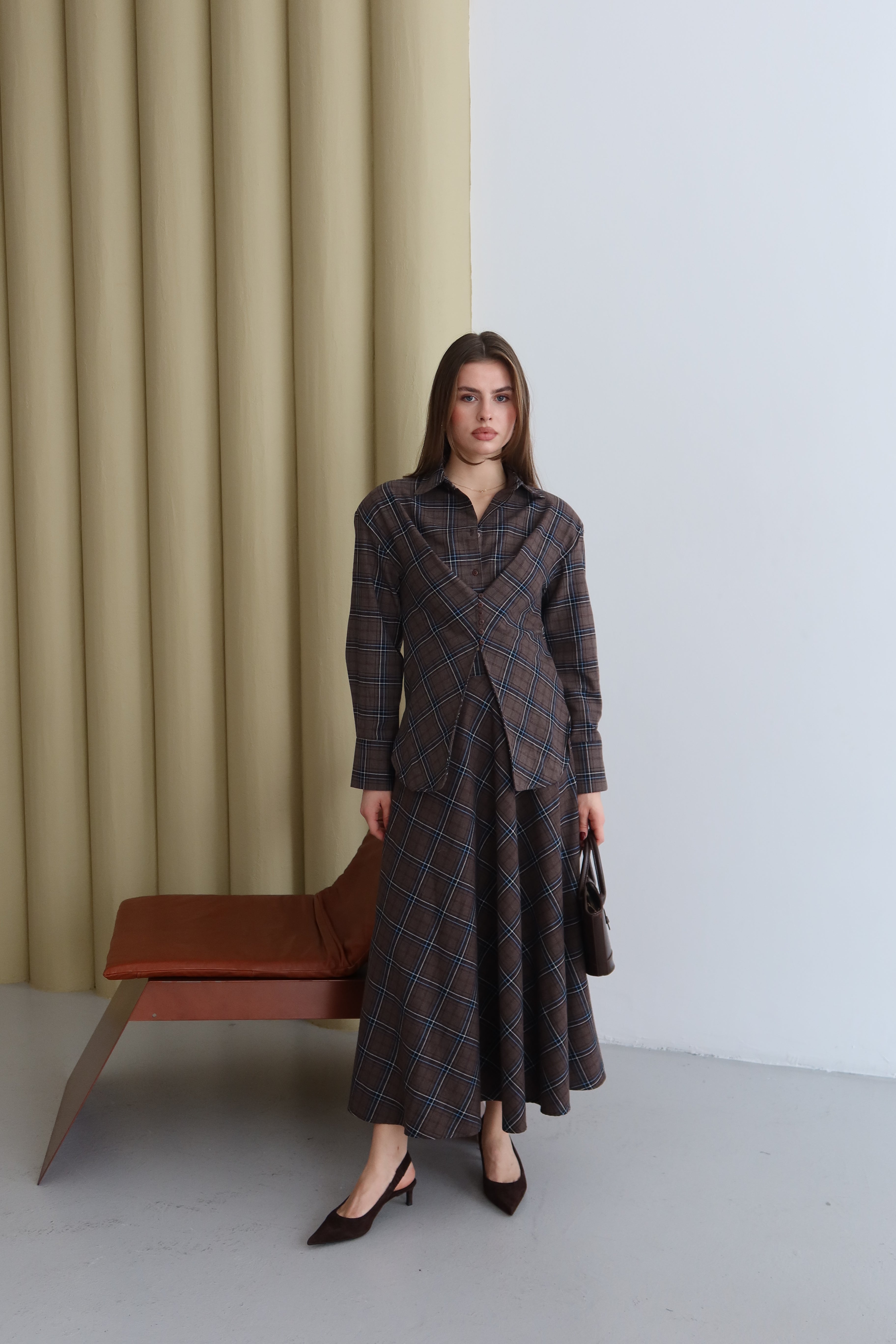 Kahverengi Düğmeli Ekose Desenli Gömlek Etek Takım