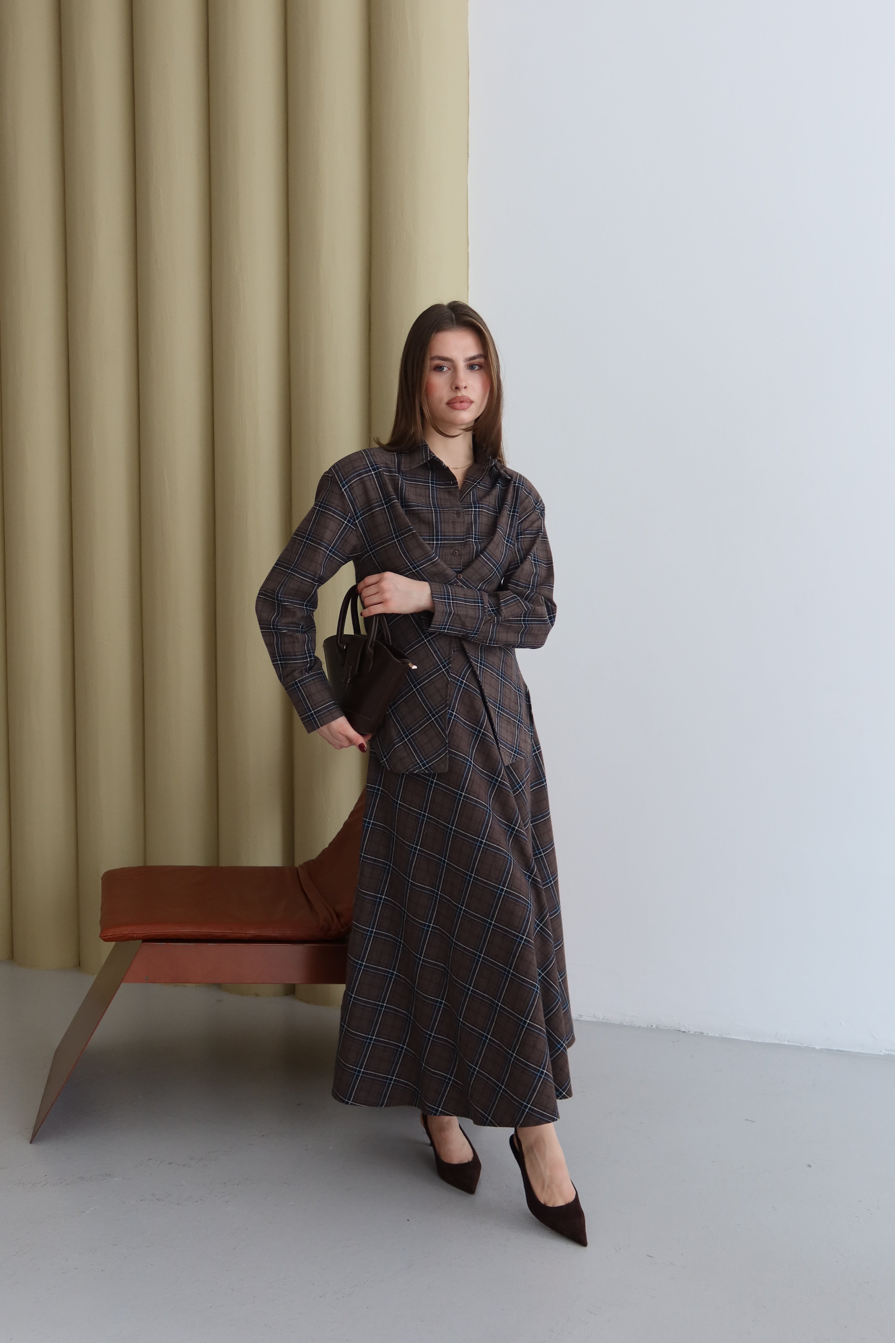 Kahverengi Düğmeli Ekose Desenli Gömlek Etek Takım