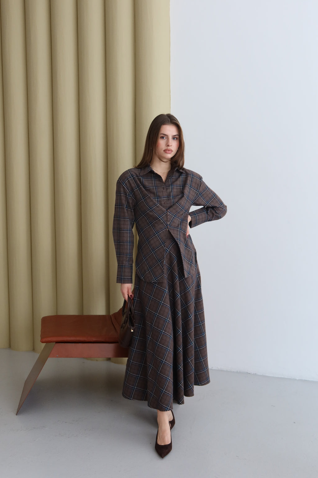 Kahverengi Düğmeli Ekose Desenli Gömlek Etek Takım