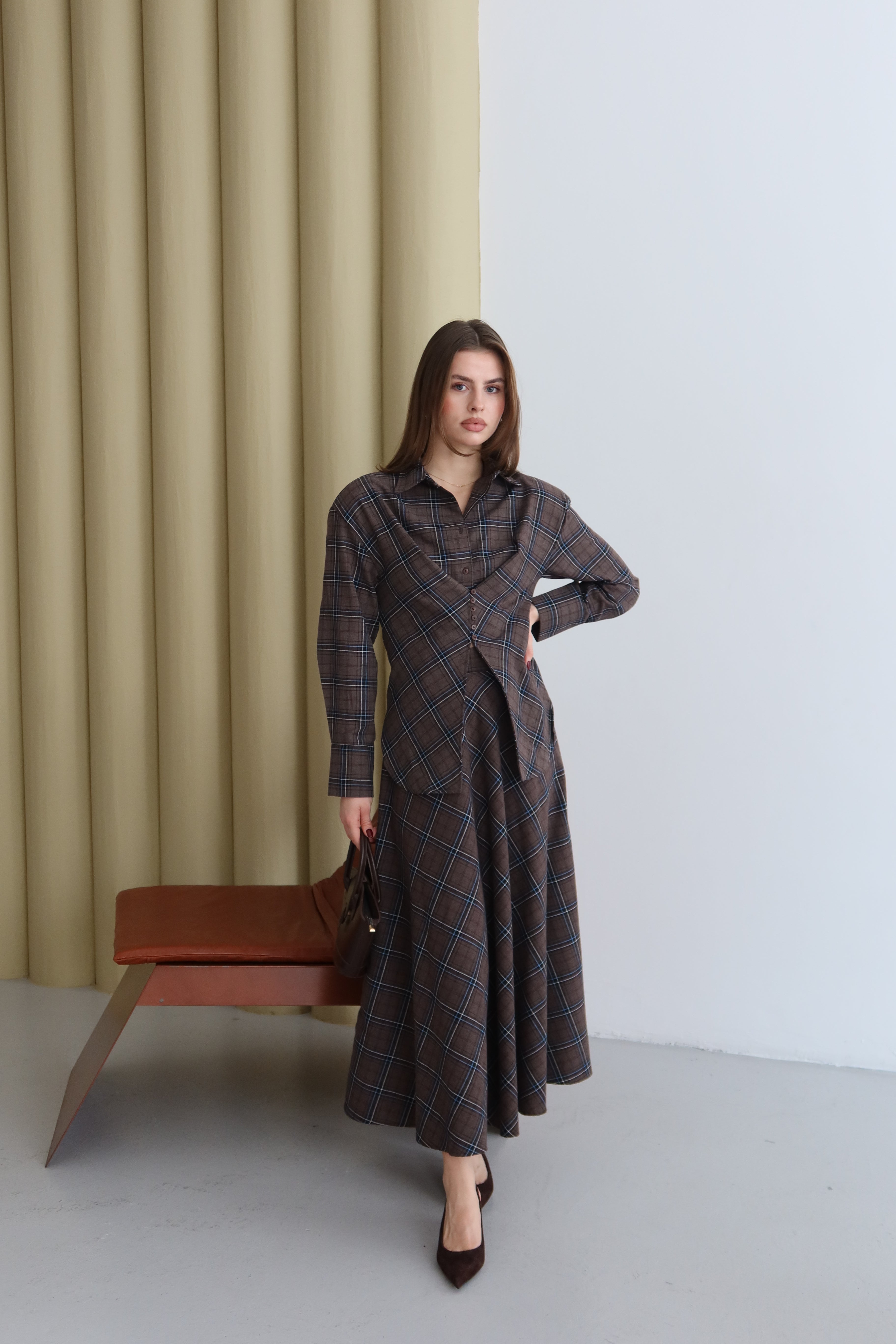 Kahverengi Düğmeli Ekose Desenli Gömlek Etek Takım