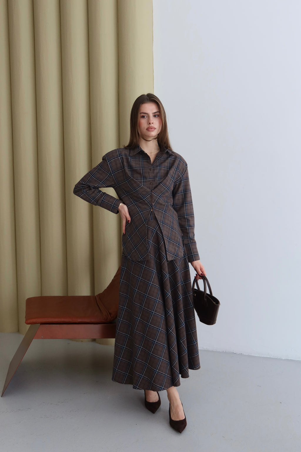 Kahverengi Düğmeli Ekose Desenli Gömlek Etek Takım