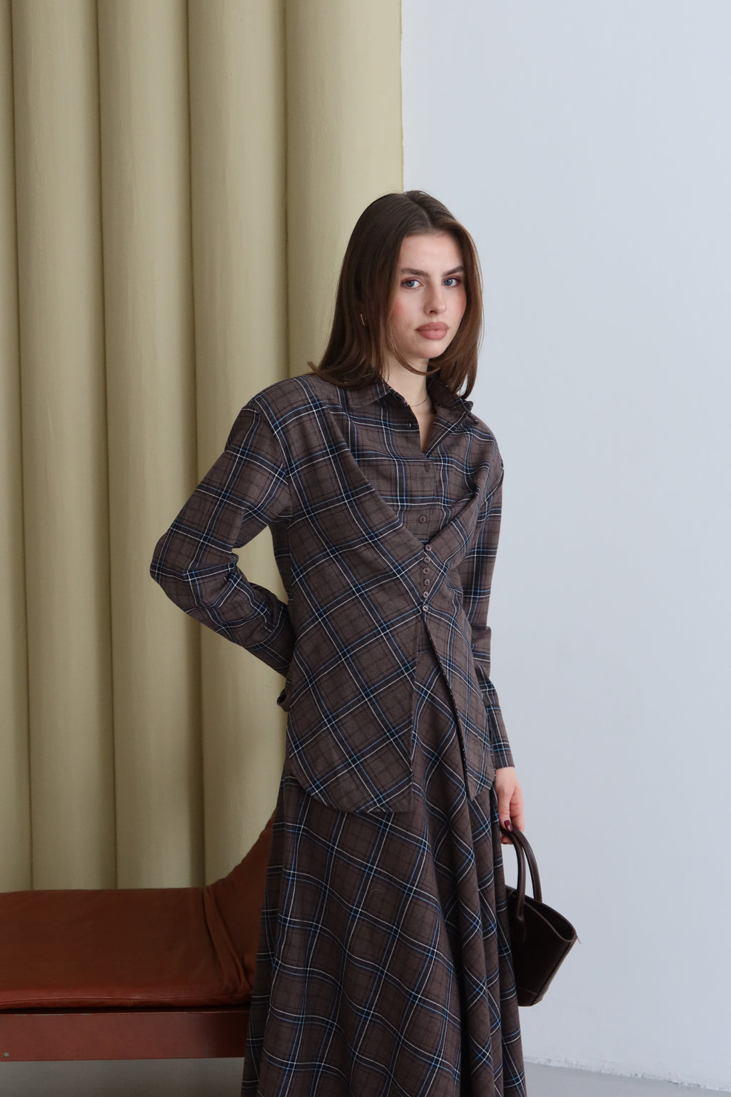 Kahverengi Düğmeli Ekose Desenli Gömlek Etek Takım