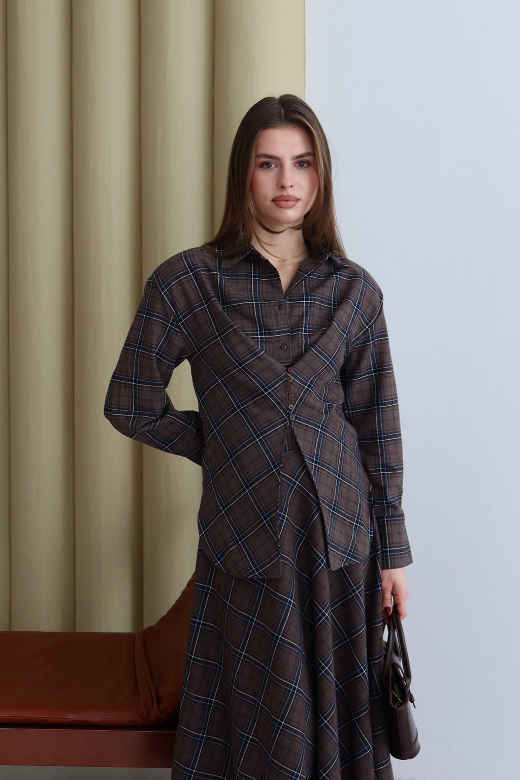 Kahverengi Düğmeli Ekose Desenli Gömlek Etek Takım