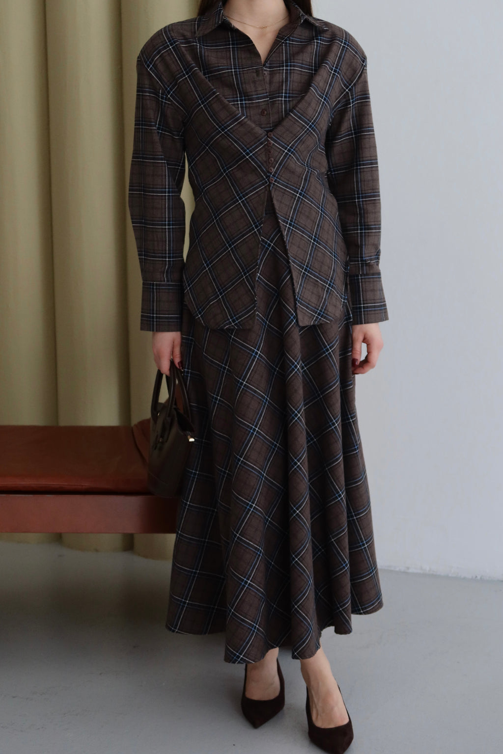 Kahverengi Düğmeli Ekose Desenli Gömlek Etek Takım