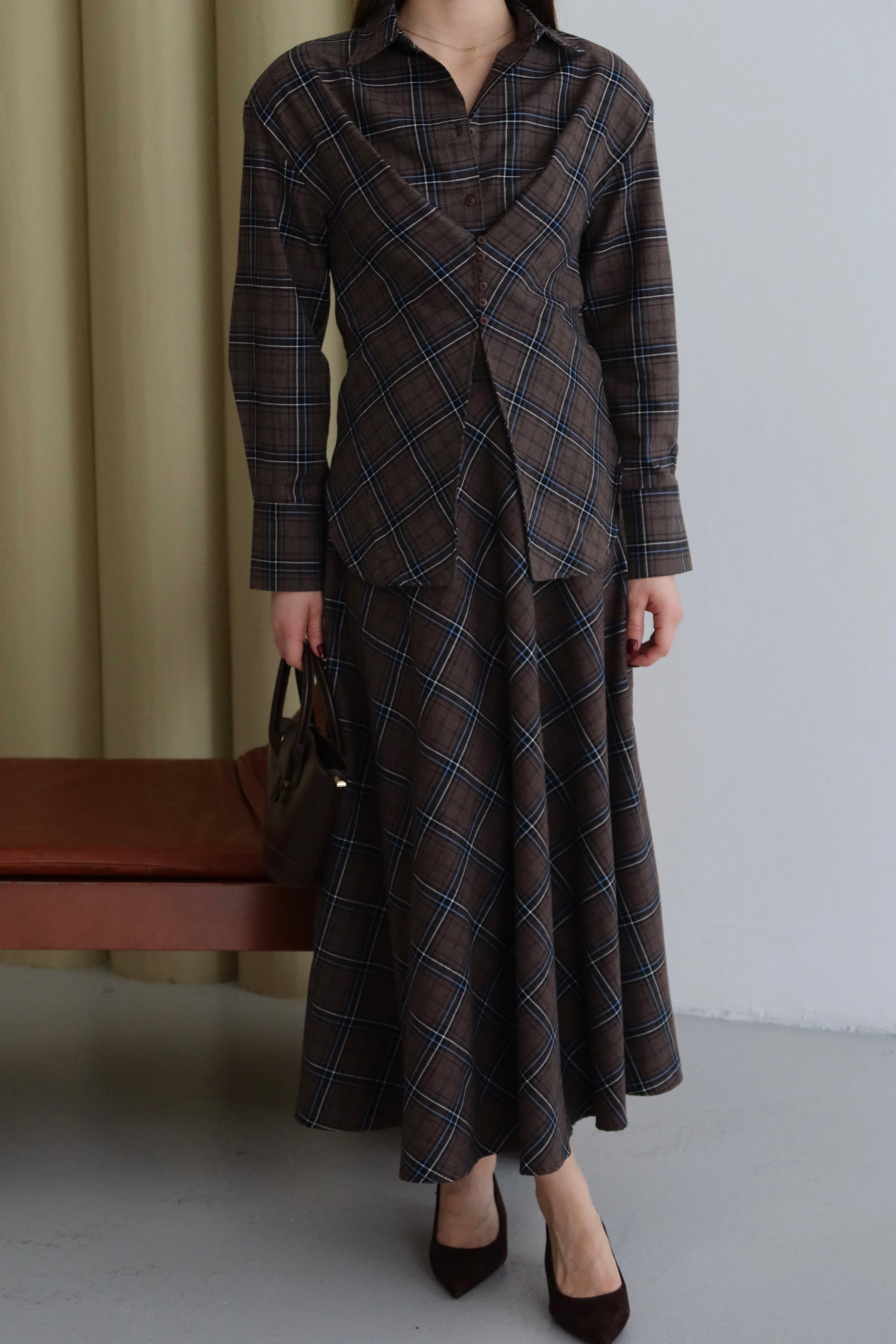 Kahverengi Düğmeli Ekose Desenli Gömlek Etek Takım