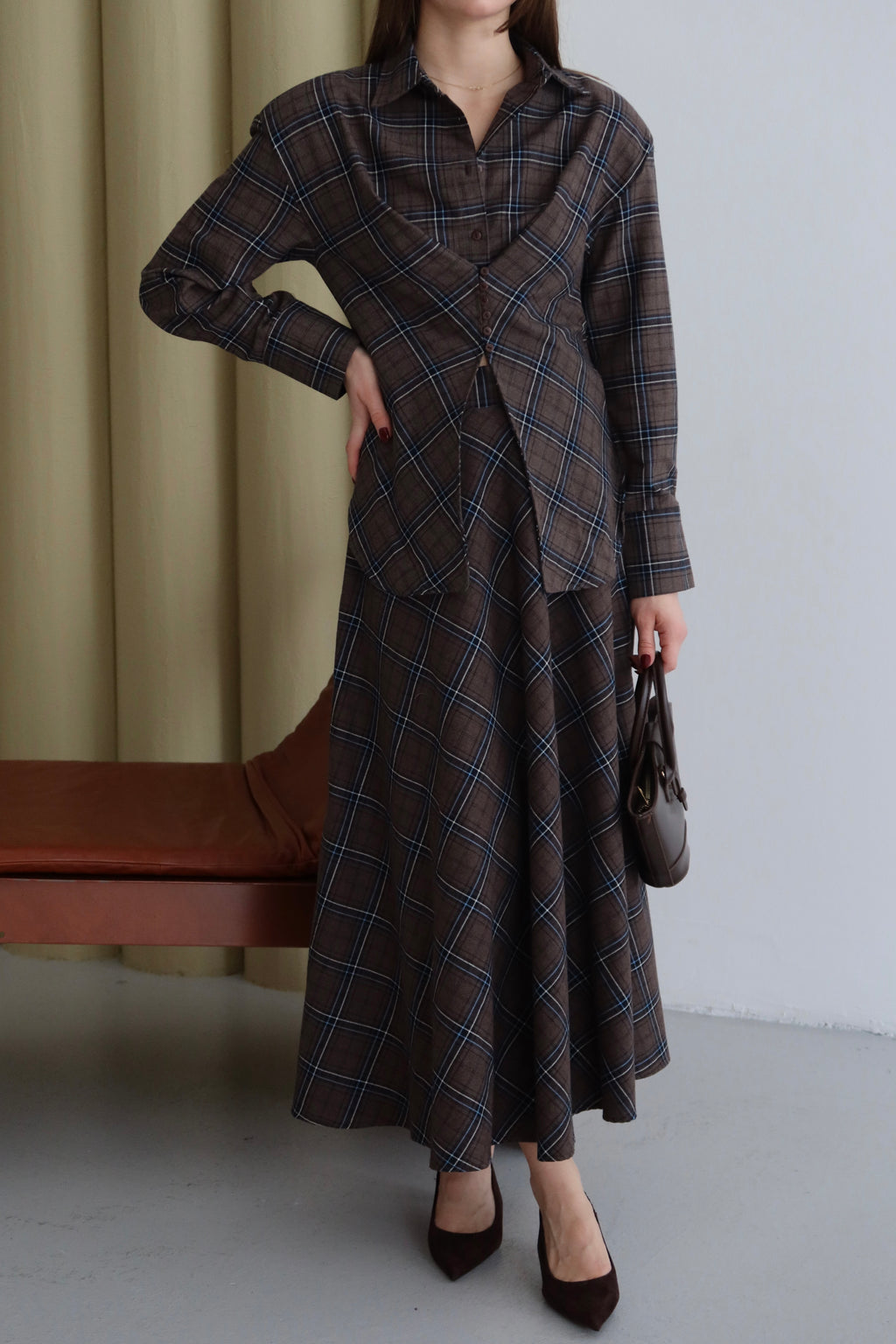 Kahverengi Düğmeli Ekose Desenli Gömlek Etek Takım