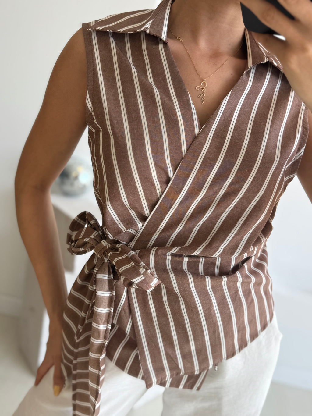 Kahverengi Bağlama Detaylı Kolsuz Çizgili Gömlek