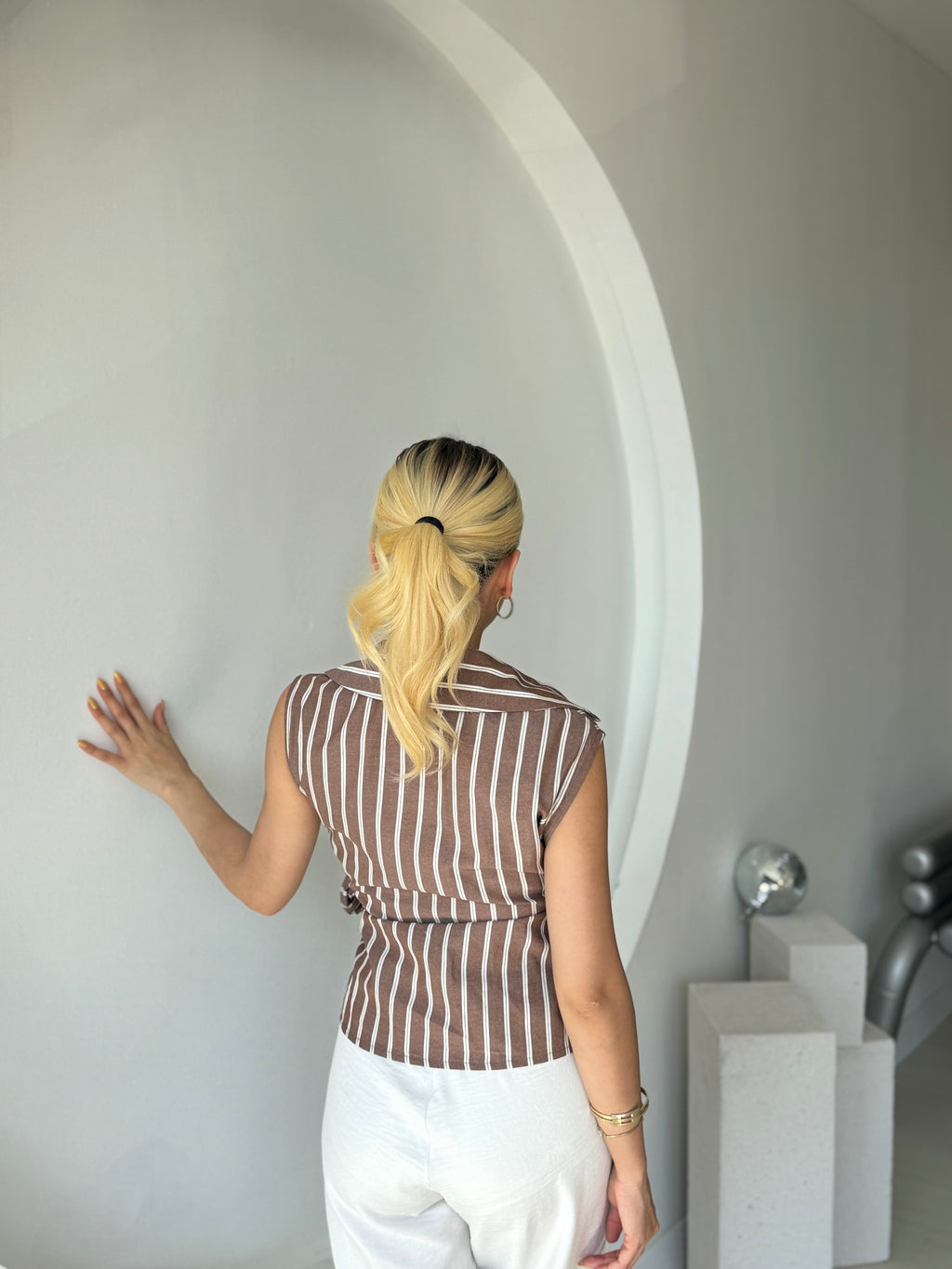 Kahverengi Bağlama Detaylı Kolsuz Çizgili Gömlek