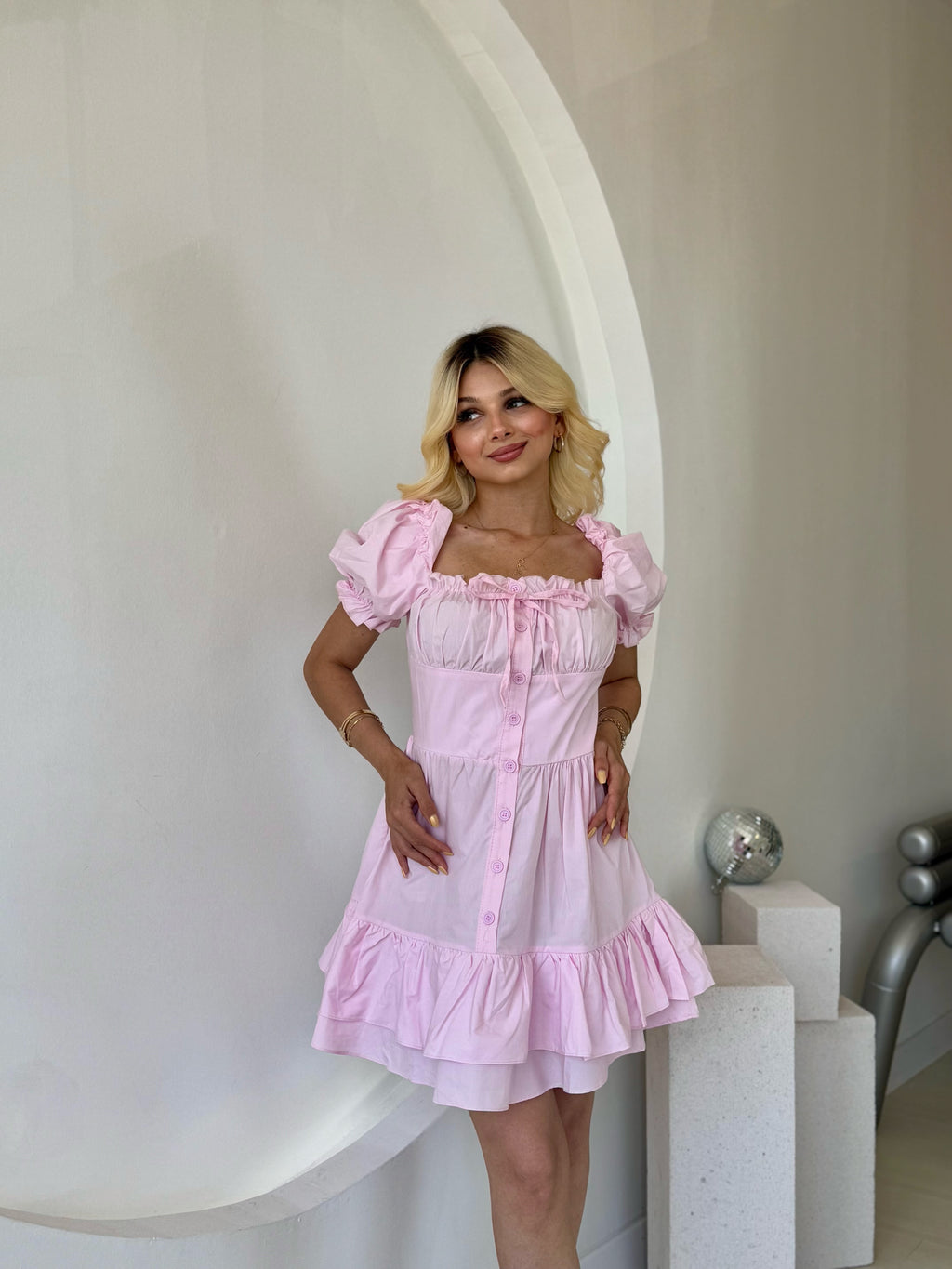 Pembe Kabarık Kol Ve Düğme Detaylı Elbise