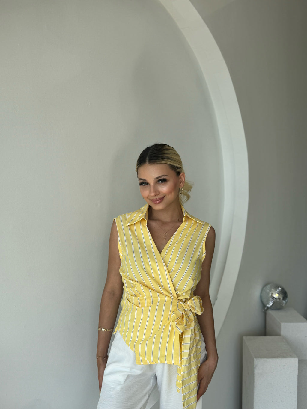 Sarı Bağlama Detaylı Kolsuz Çizgili Gömlek