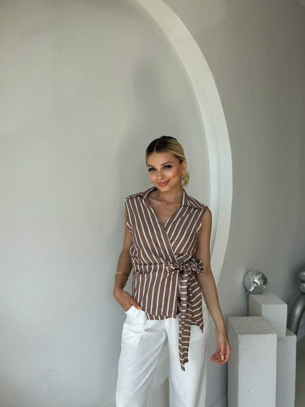 Kahverengi Bağlama Detaylı Kolsuz Çizgili Gömlek