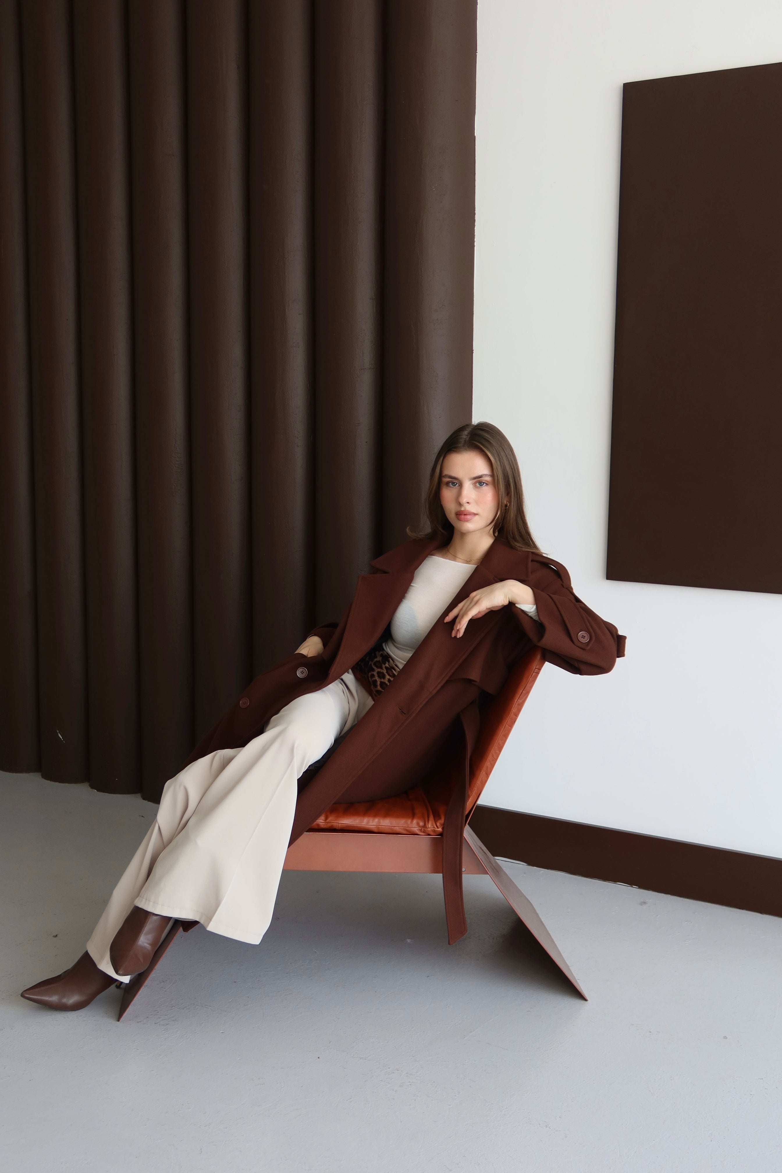 KAHVERENGİ KUŞAKLI OMUZU APOLETLİ KABAN