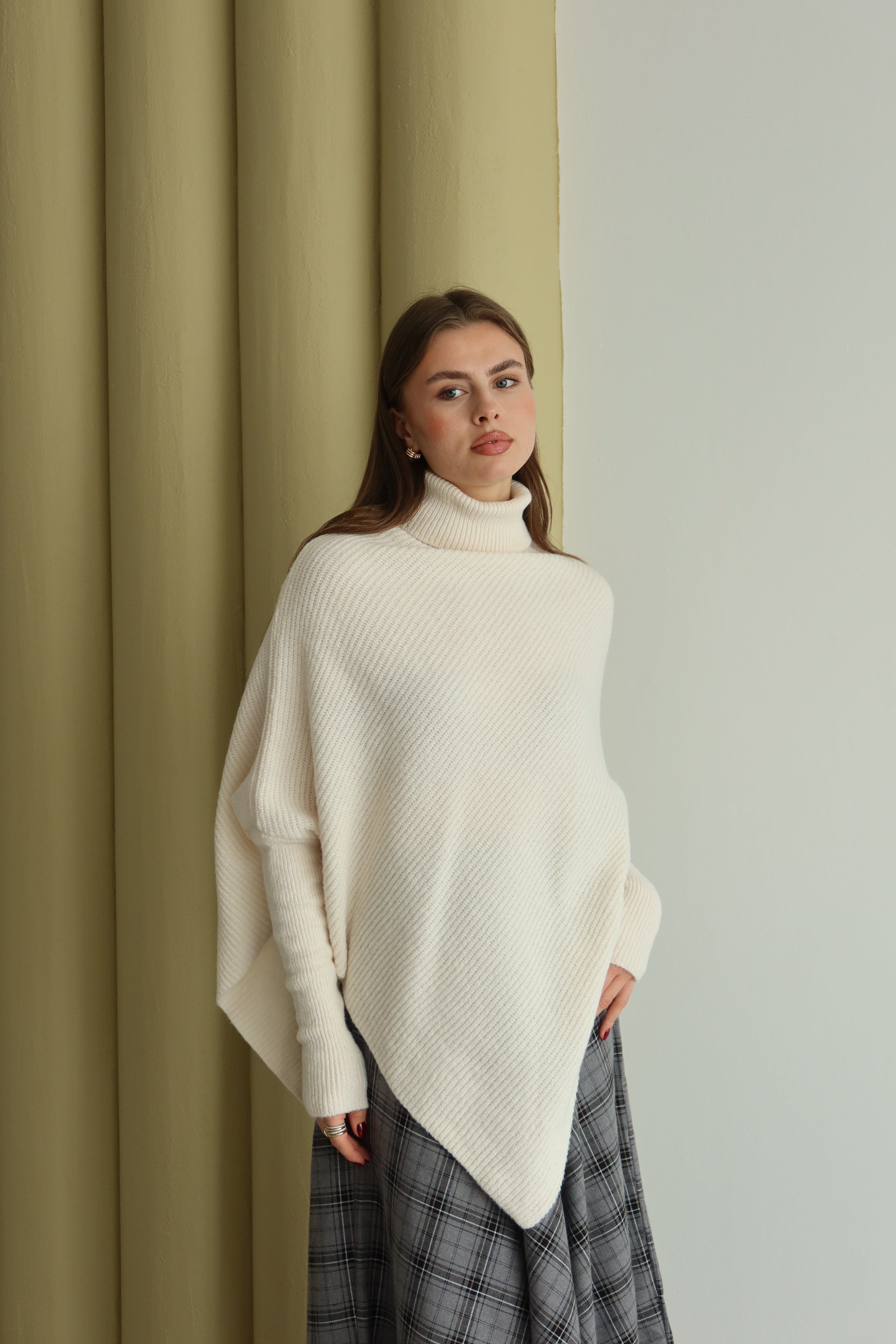 KREM ASİMETRİK KESİM BALIKÇI KAZAK