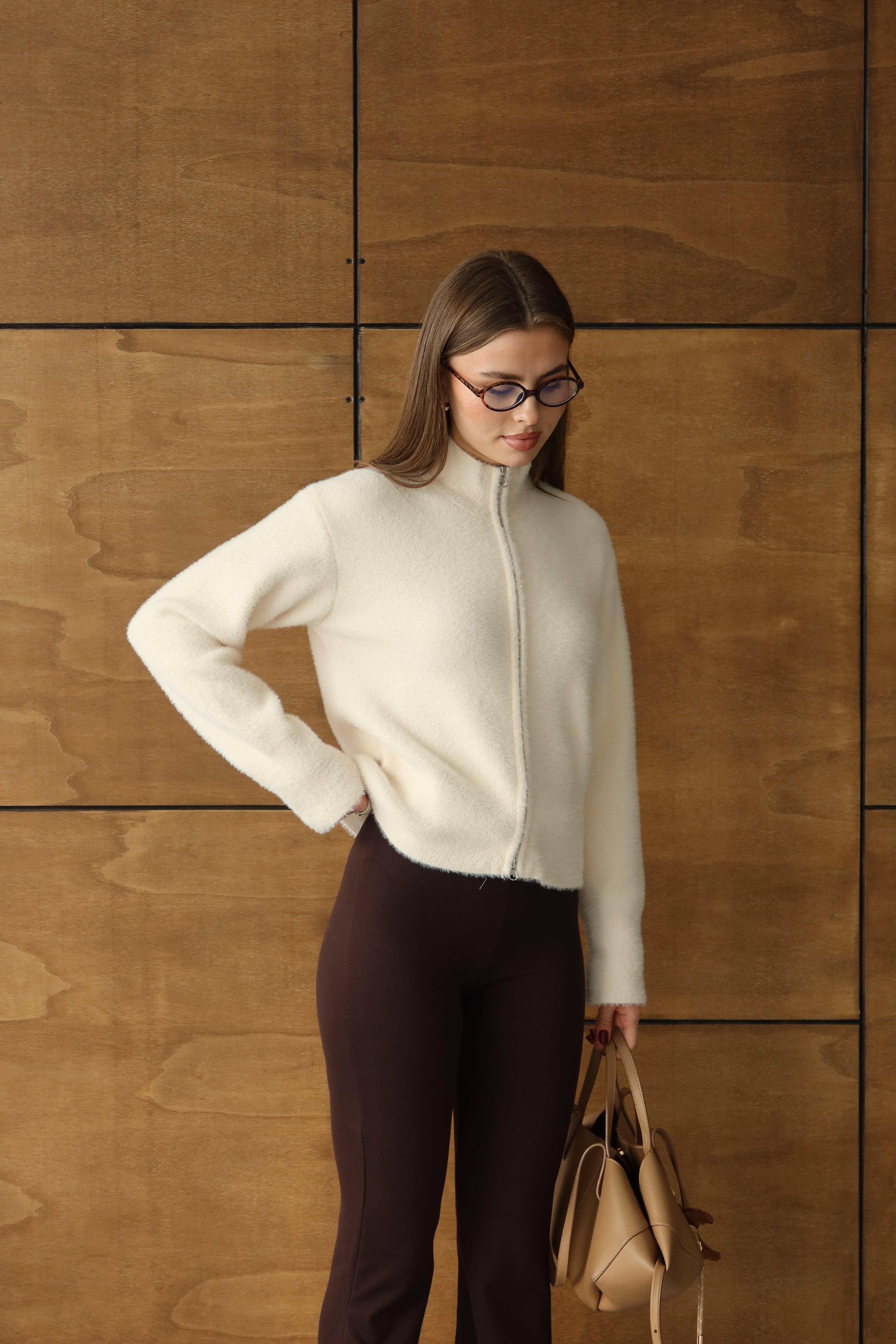 KREM DİK YAKA FERMUAR DETAYLI HIRKA