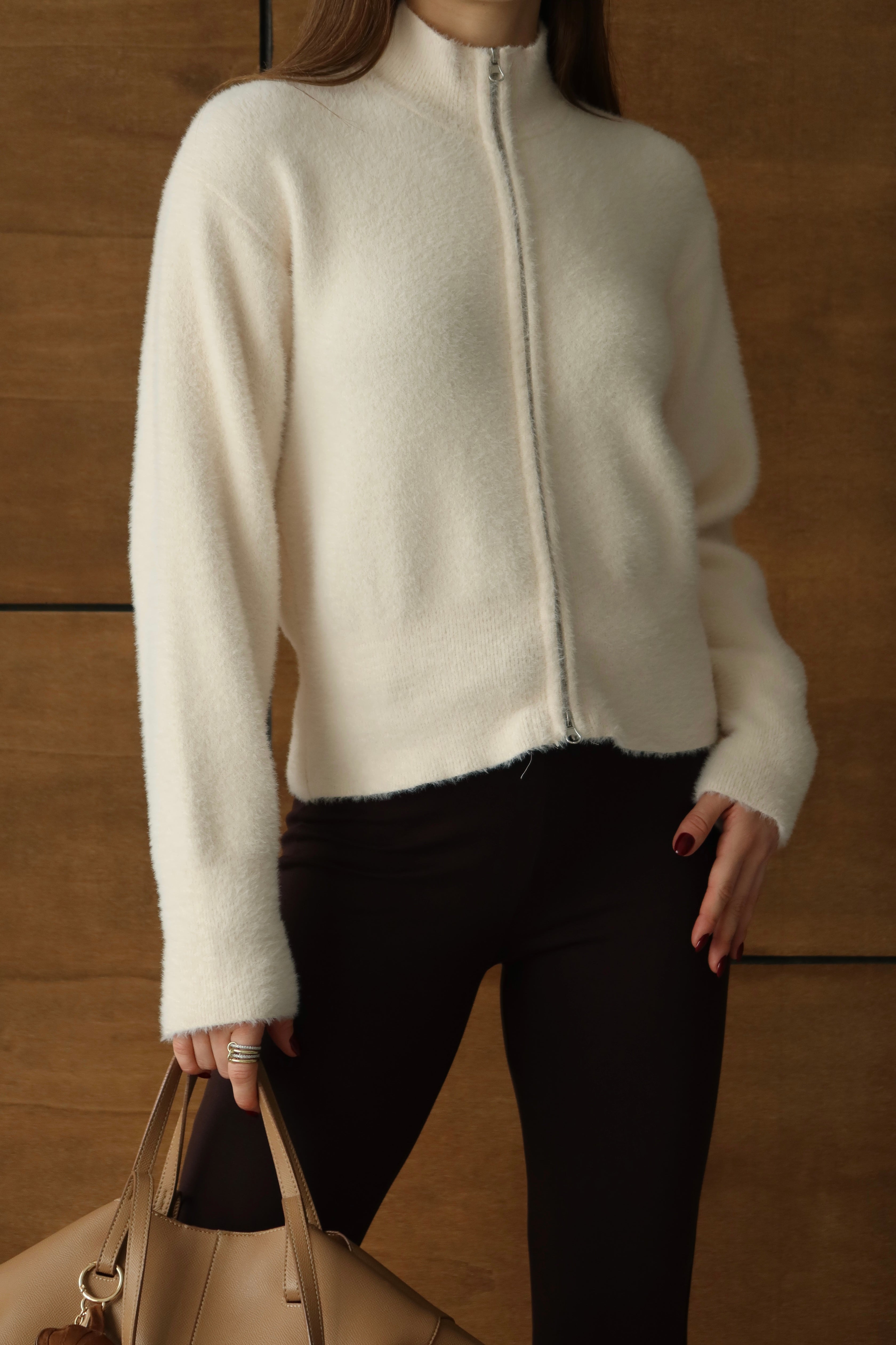 KREM DİK YAKA FERMUAR DETAYLI HIRKA