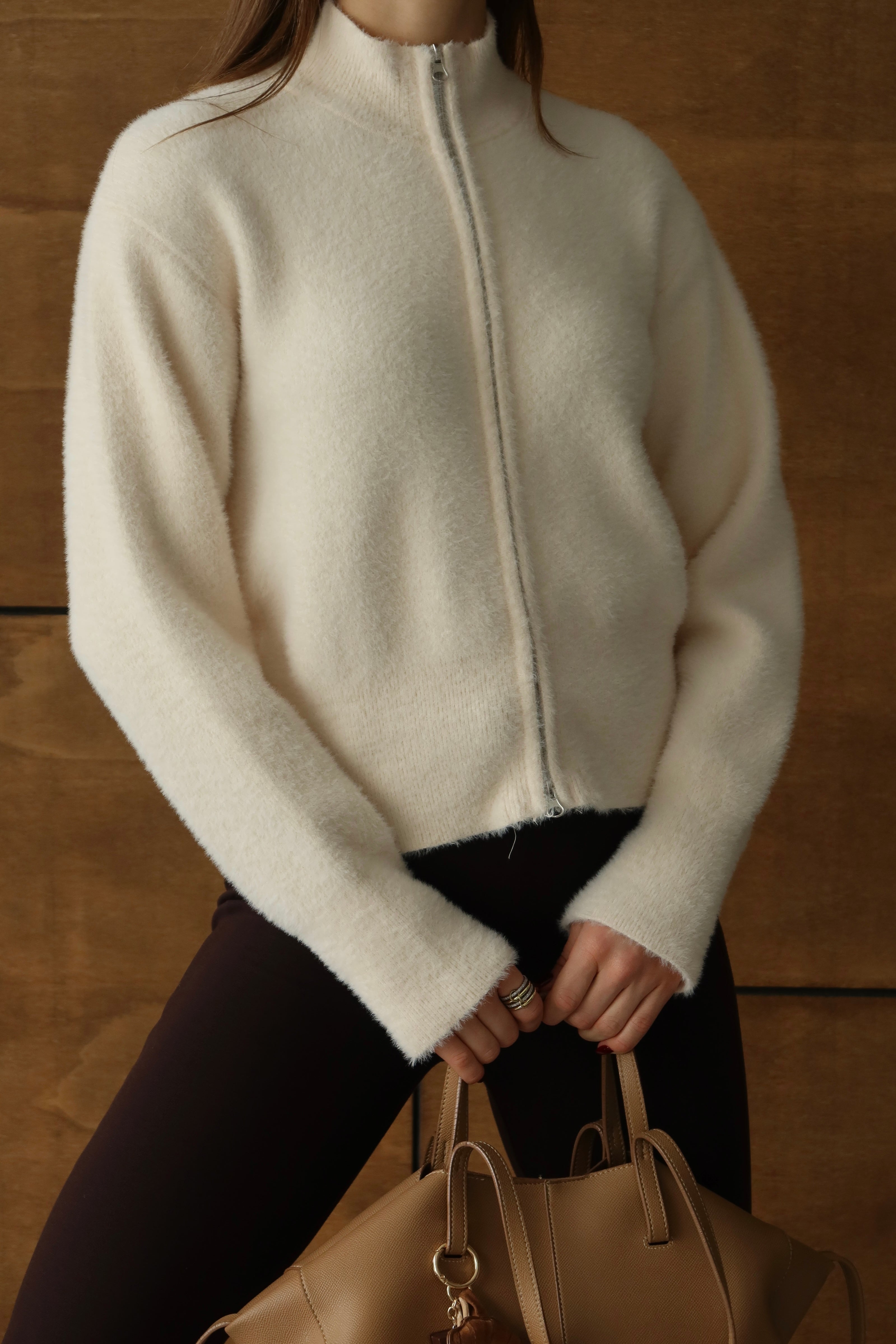 KREM DİK YAKA FERMUAR DETAYLI HIRKA