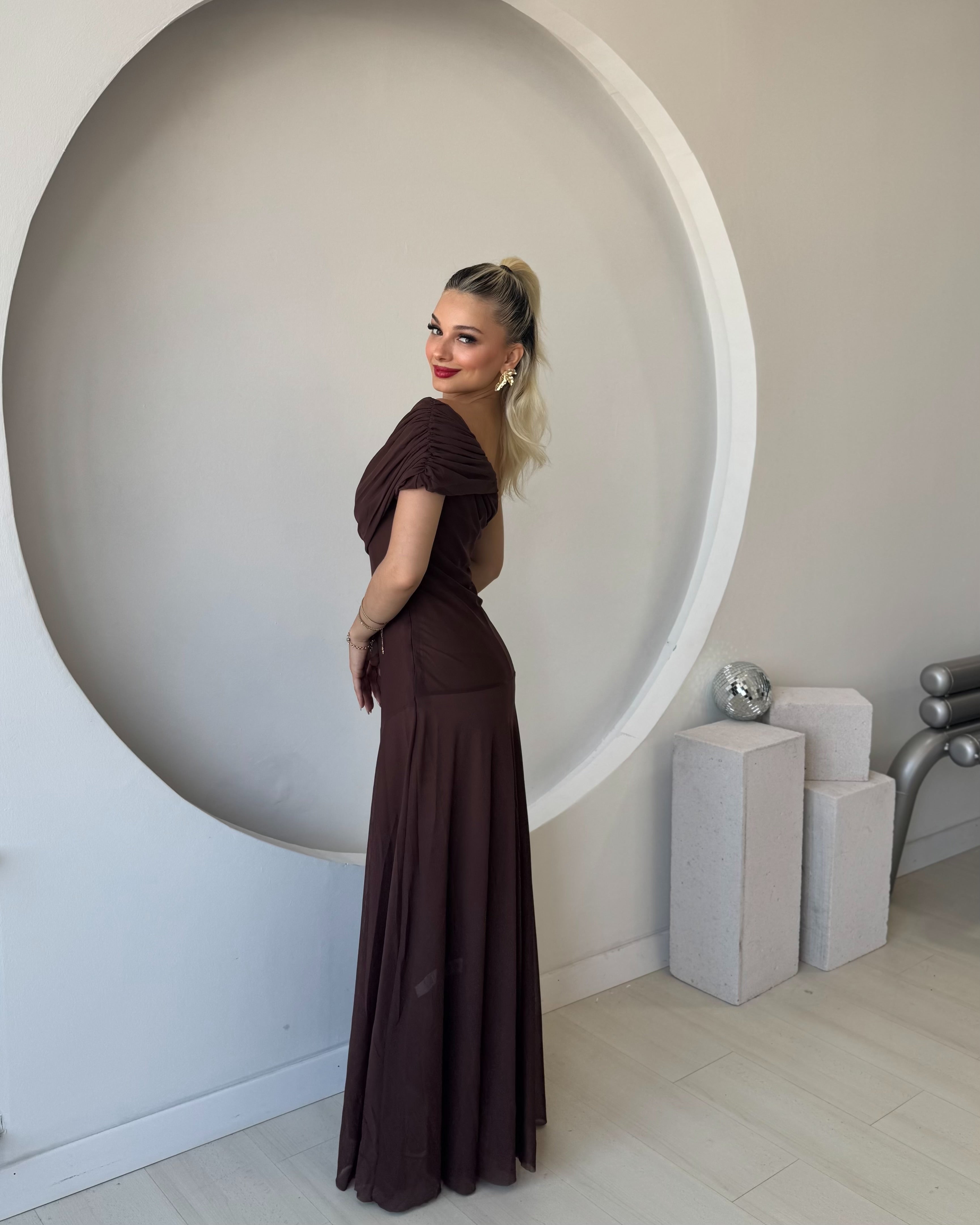 Kahverengi Tek Omuz Astarlı Tül Elbise