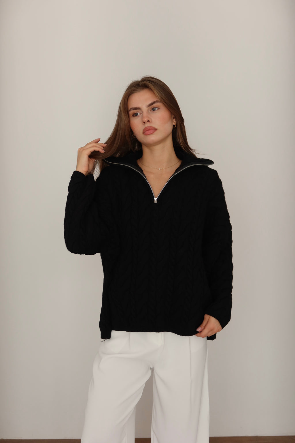 Siyah Yakası Fermuarlı Saç Örgü Oversize Kazak