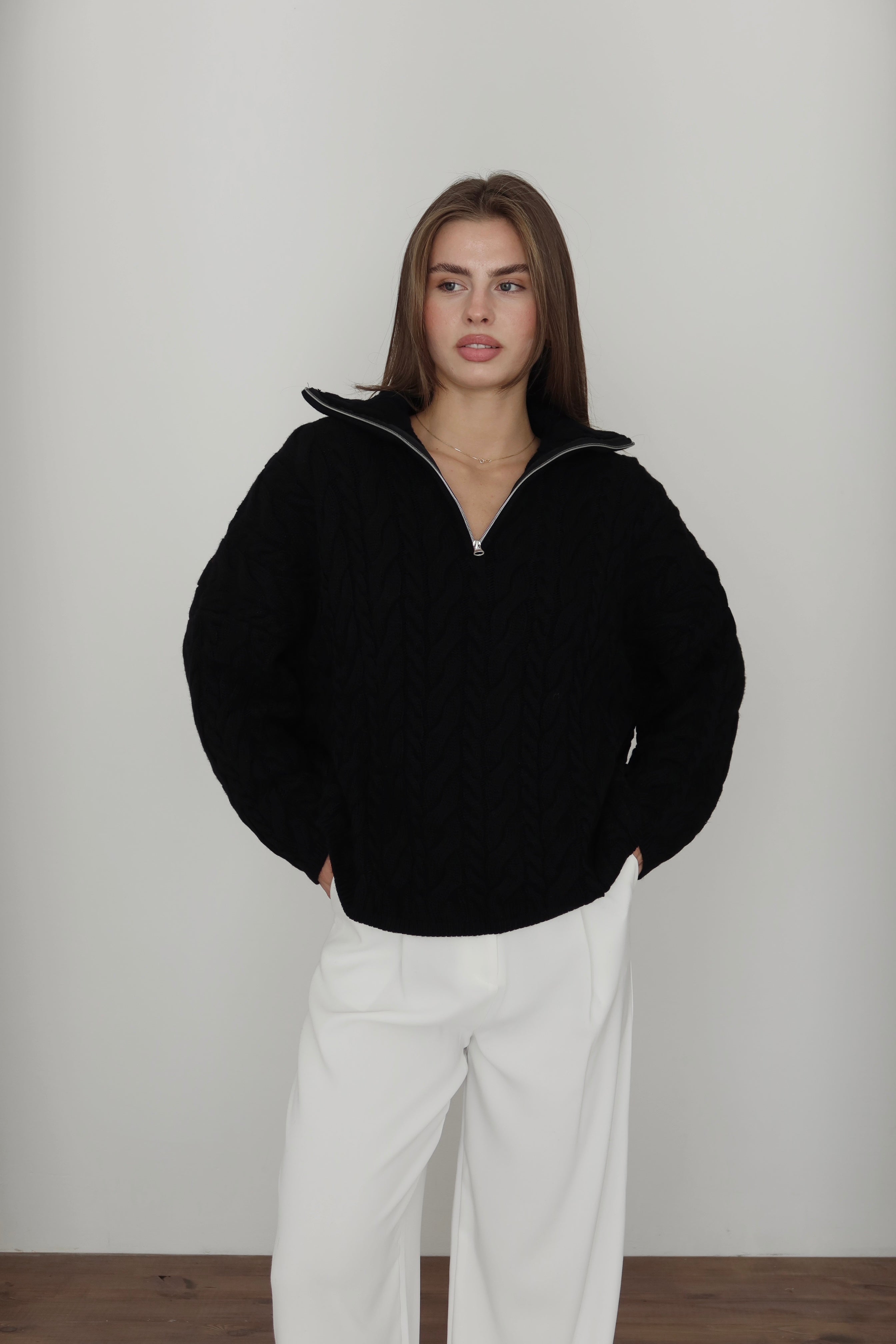 Siyah Yakası Fermuarlı Saç Örgü Oversize Kazak