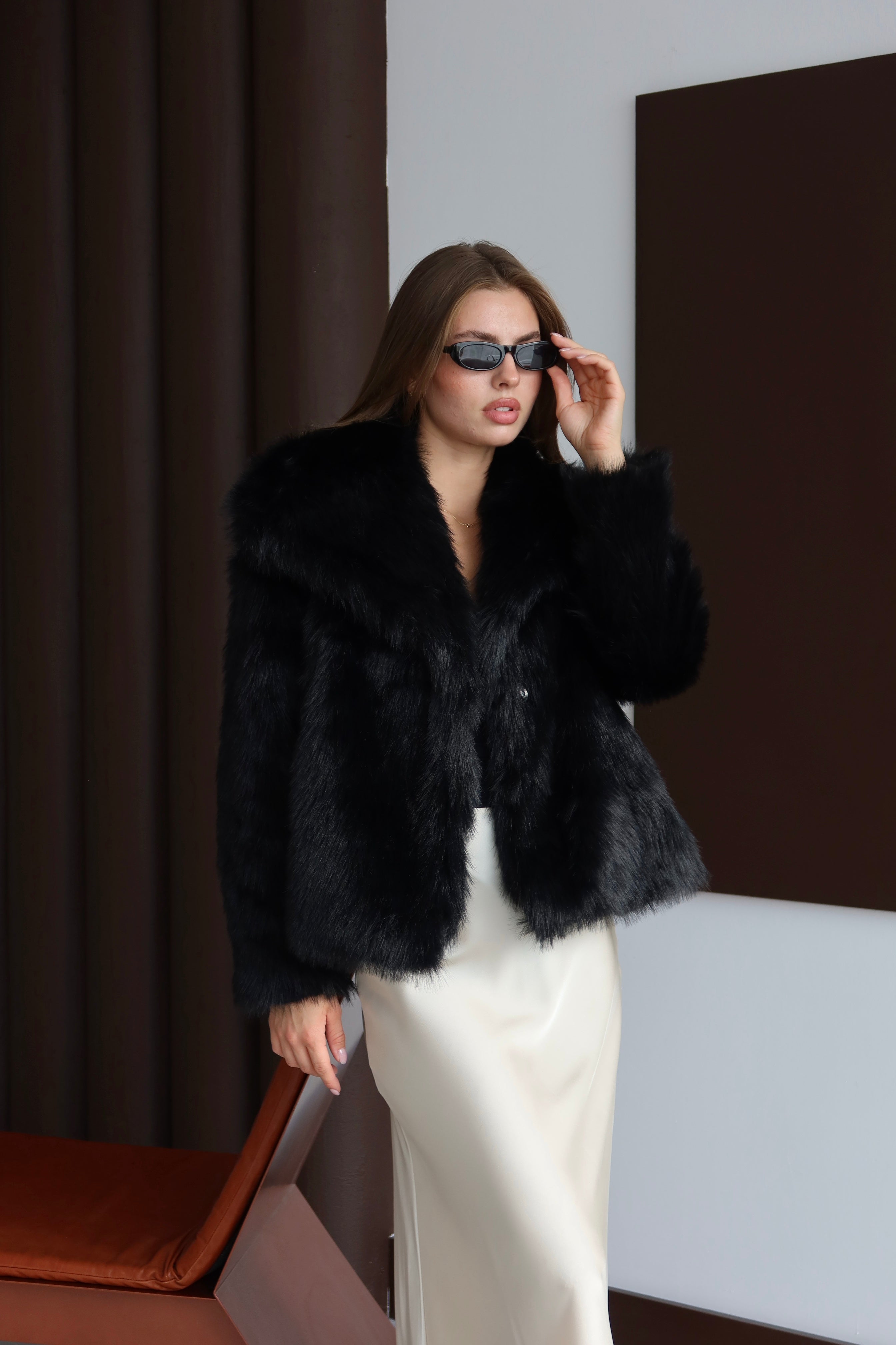 Siyah Yumuşak Dokulu Astarlı Kürklü Mont