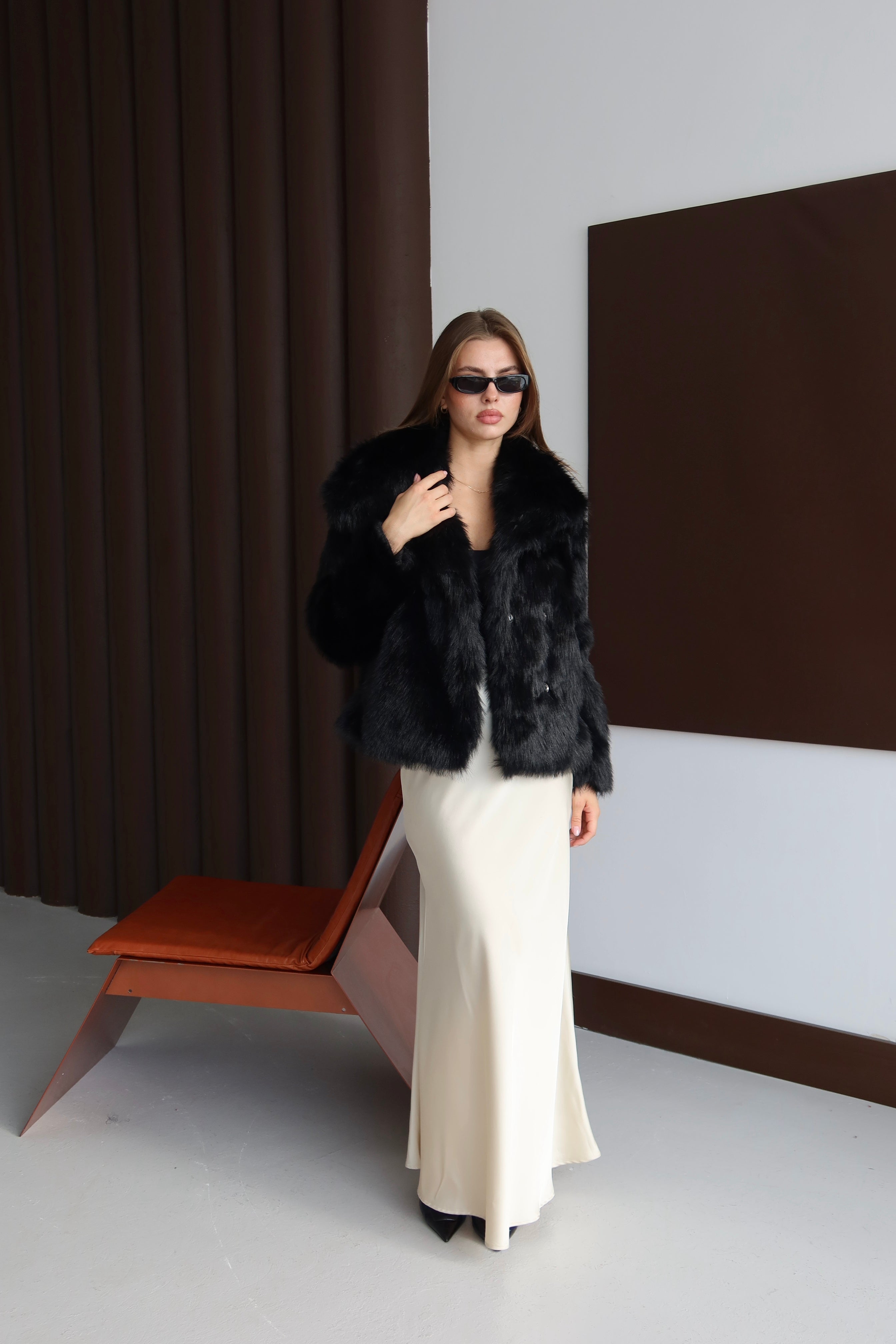 Siyah Yumuşak Dokulu Astarlı Kürklü Mont