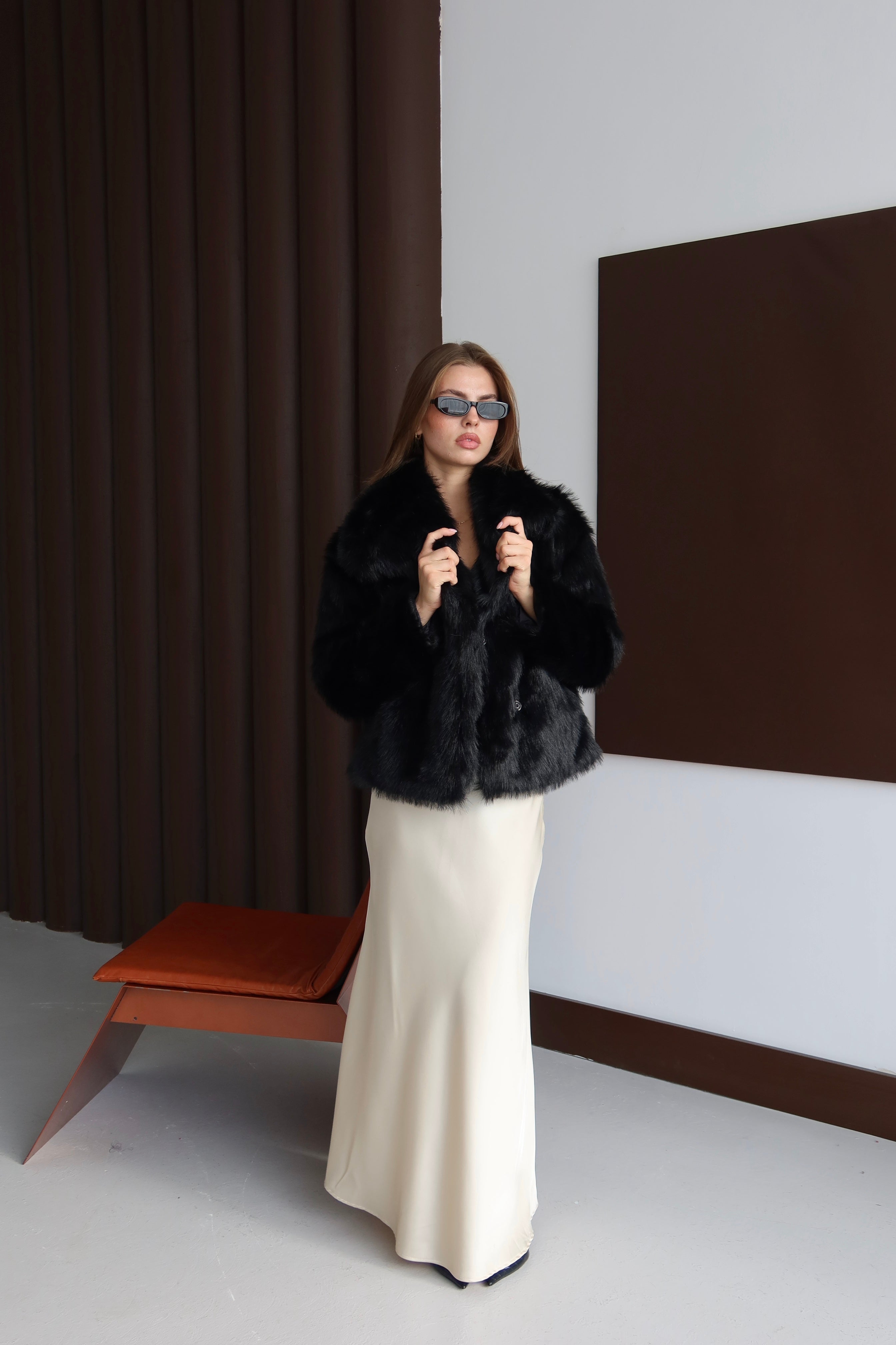 Siyah Yumuşak Dokulu Astarlı Kürklü Mont