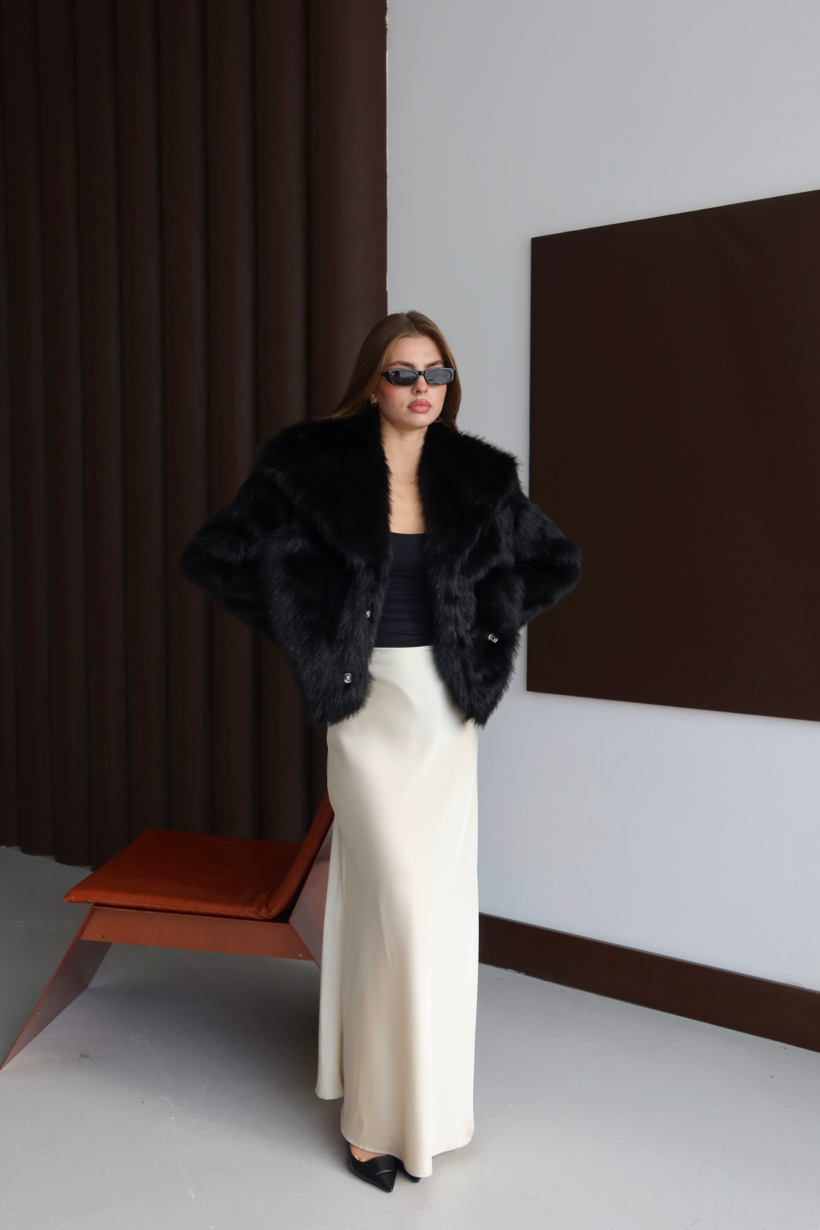 Siyah Yumuşak Dokulu Astarlı Kürklü Mont