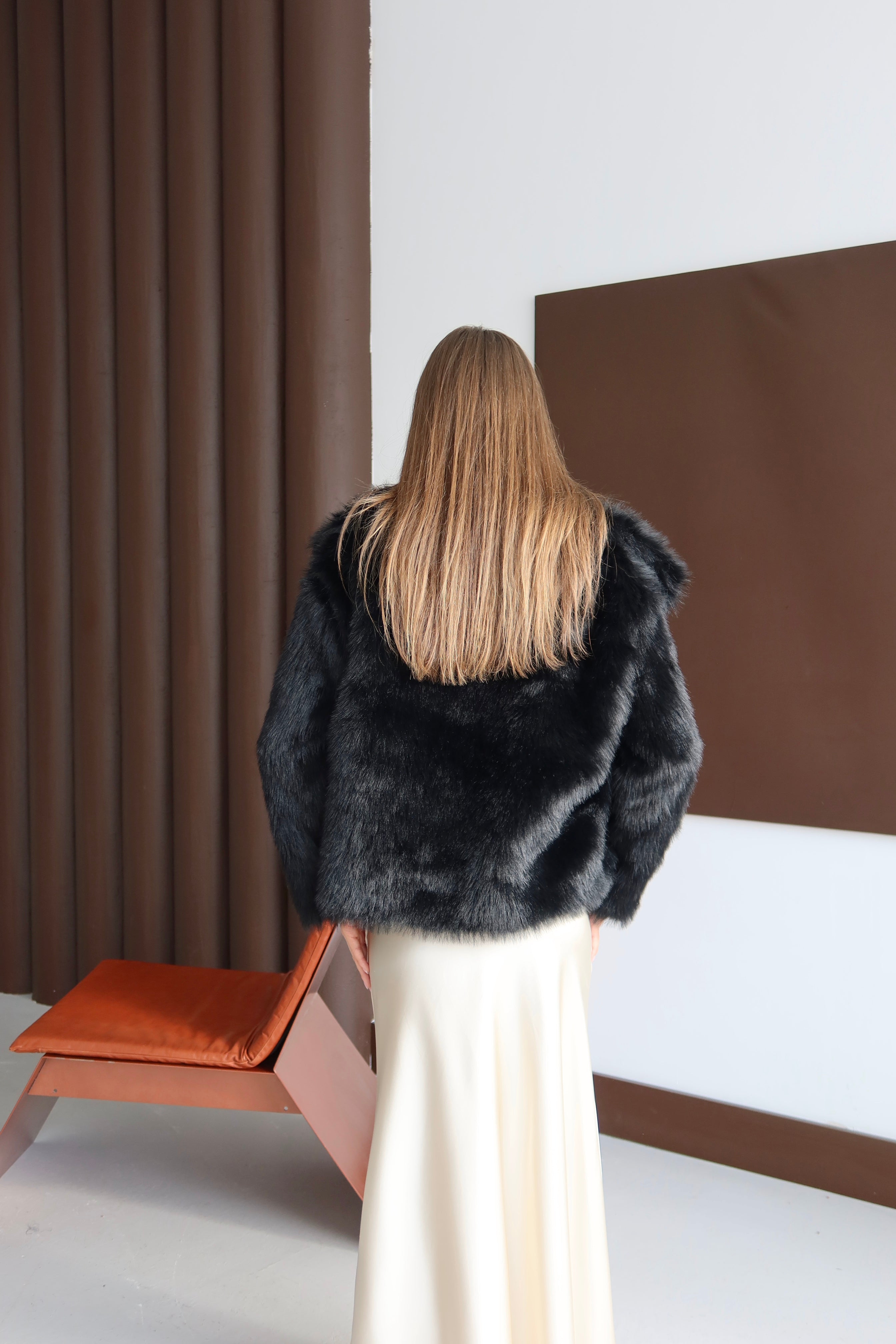 Siyah Yumuşak Dokulu Astarlı Kürklü Mont