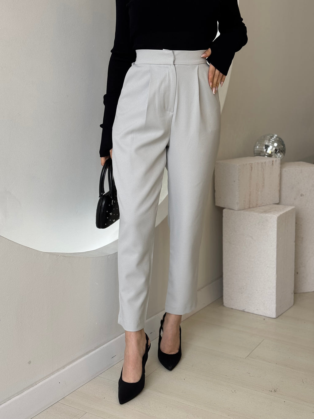 Gri Pile Detaylı Kumaş Pantolon