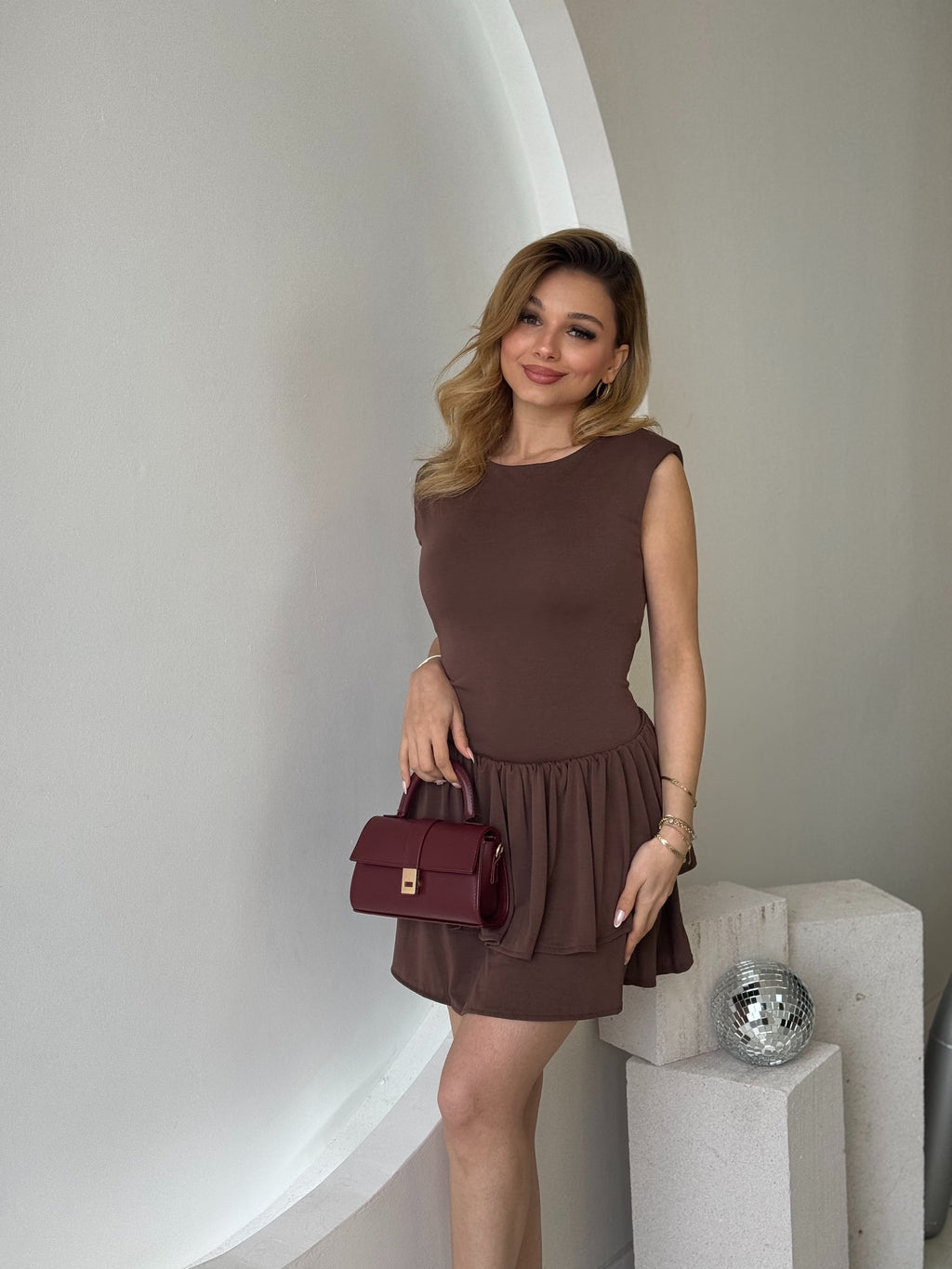 Kahverengi Kısa Katlı Elbise