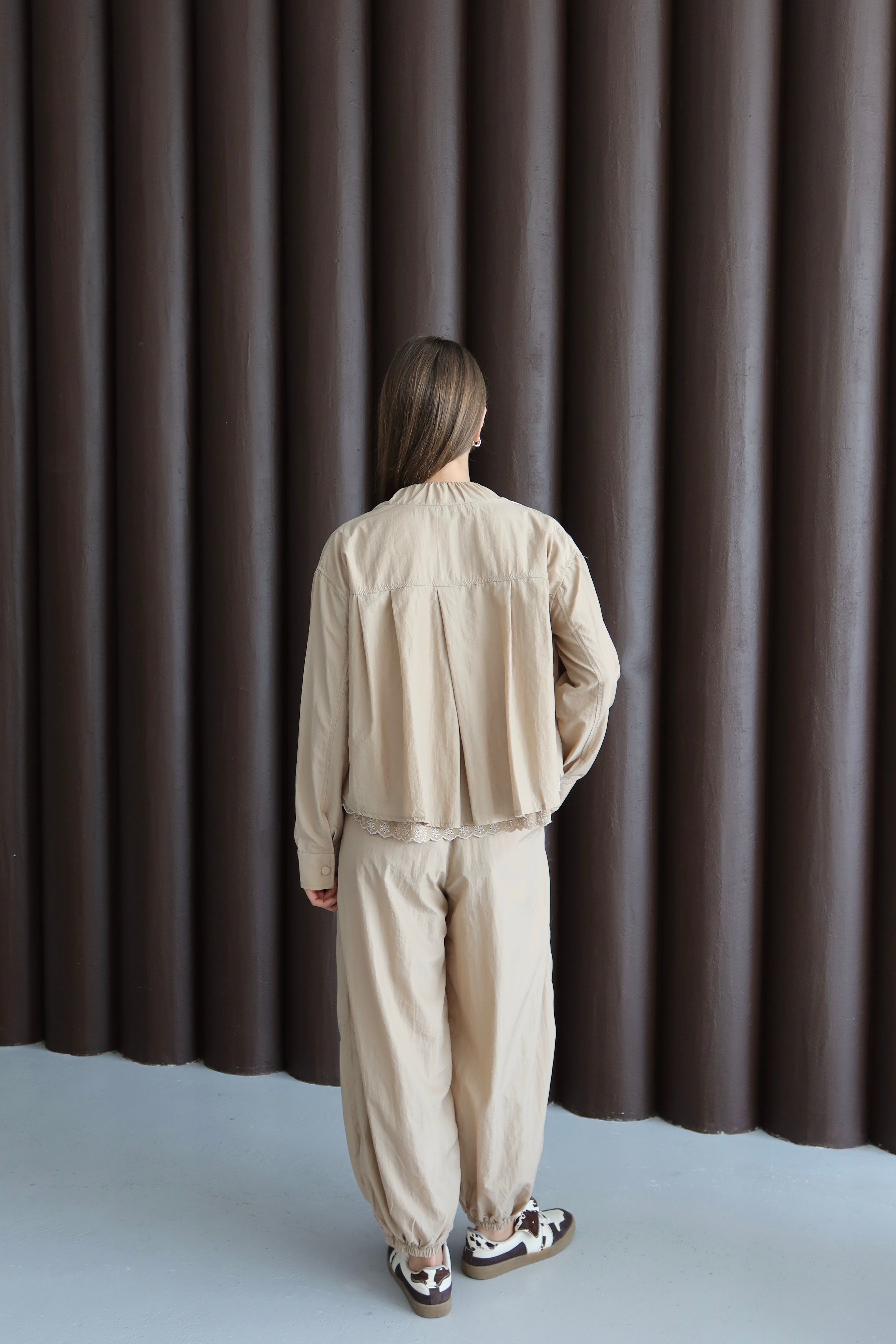 Bej Paçası Lastik Detaylı Fistolu Ceket Pantolon Takım