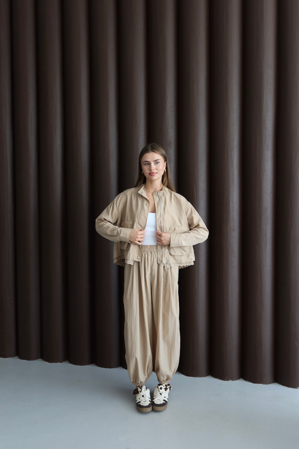 Bej Paçası Lastik Detaylı Fistolu Ceket Pantolon Takım