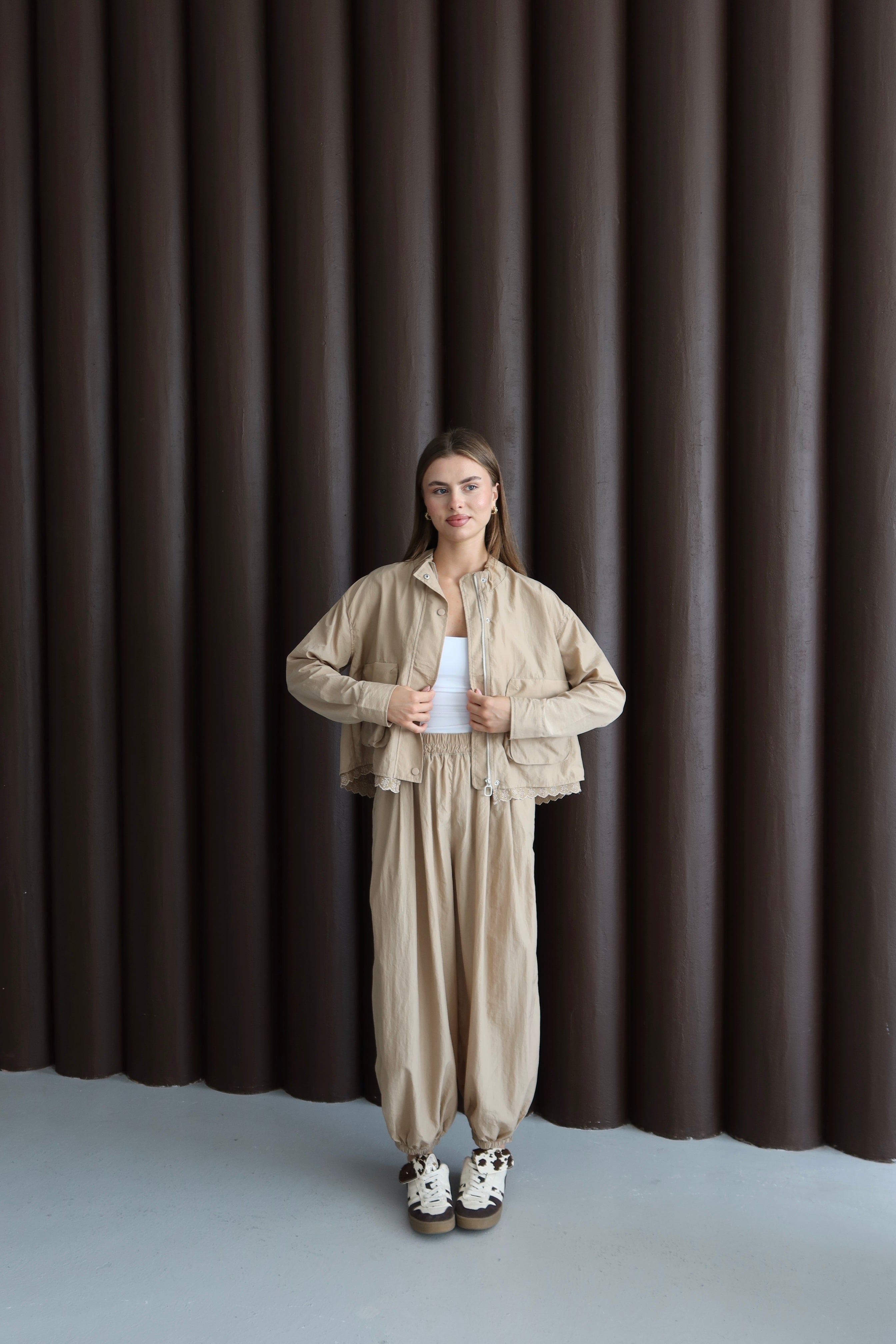 Bej Paçası Lastik Detaylı Fistolu Ceket Pantolon Takım