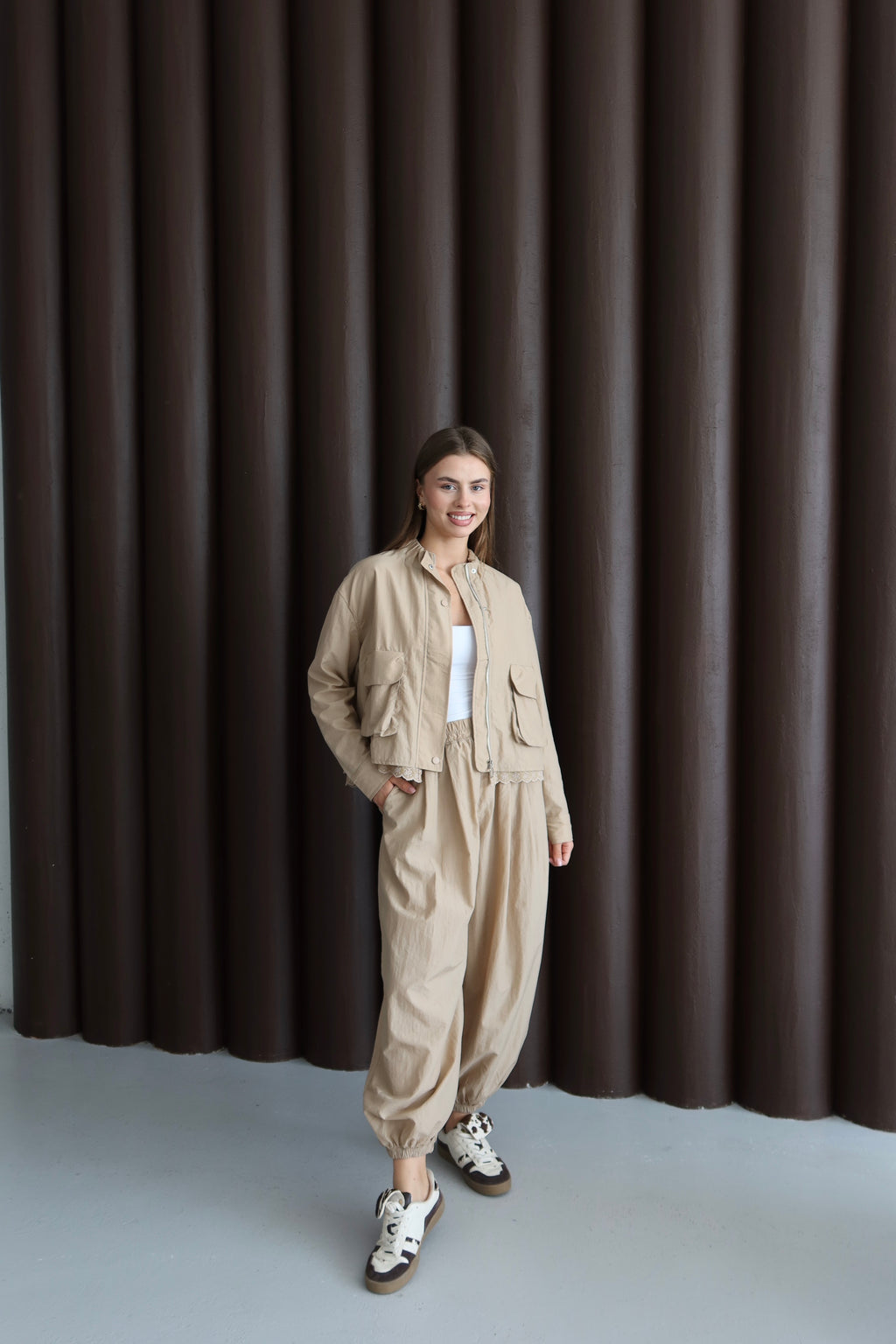 Bej Paçası Lastik Detaylı Fistolu Ceket Pantolon Takım