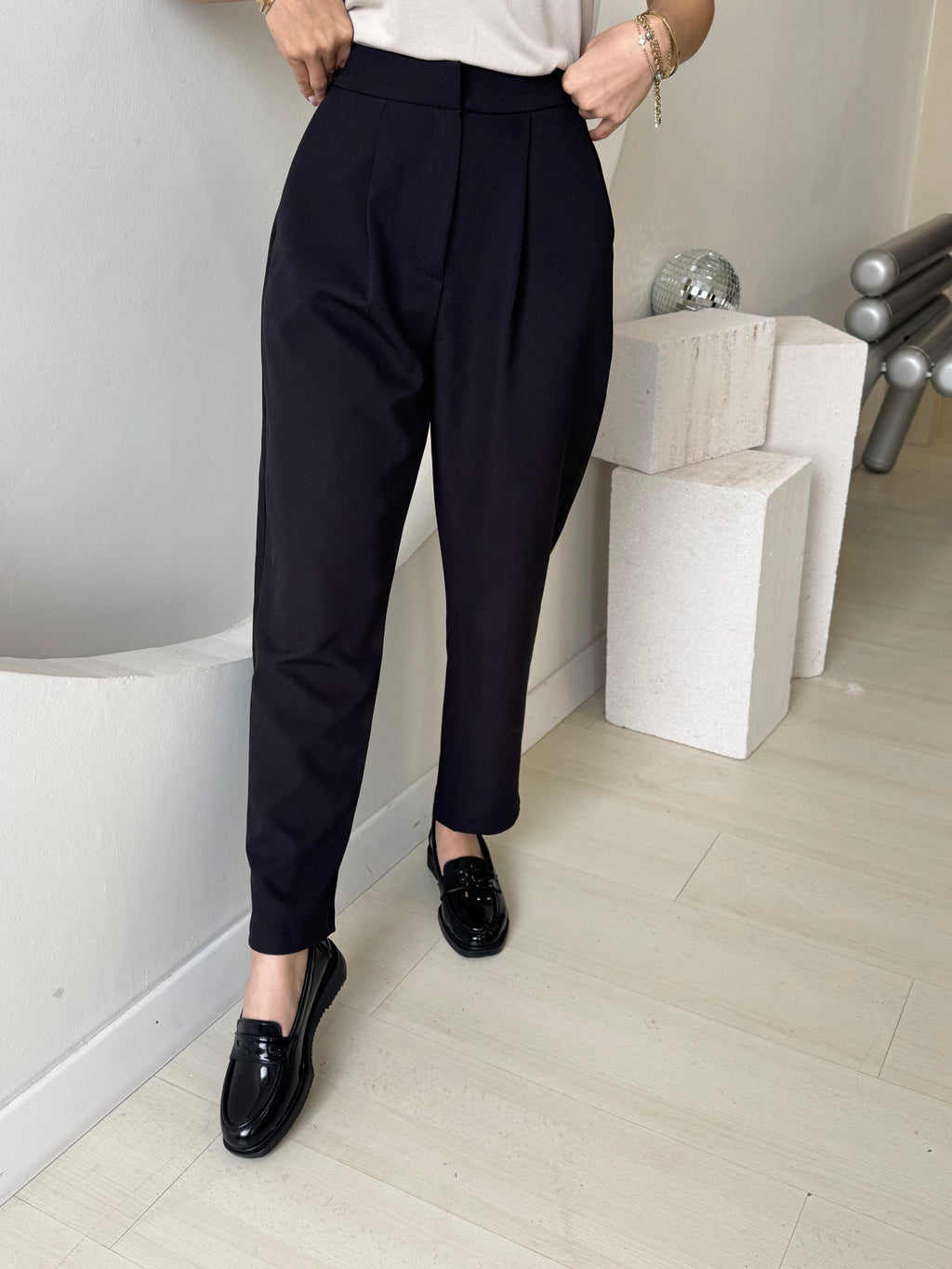 Siyah Pile Detaylı  Kumaş Pantolon