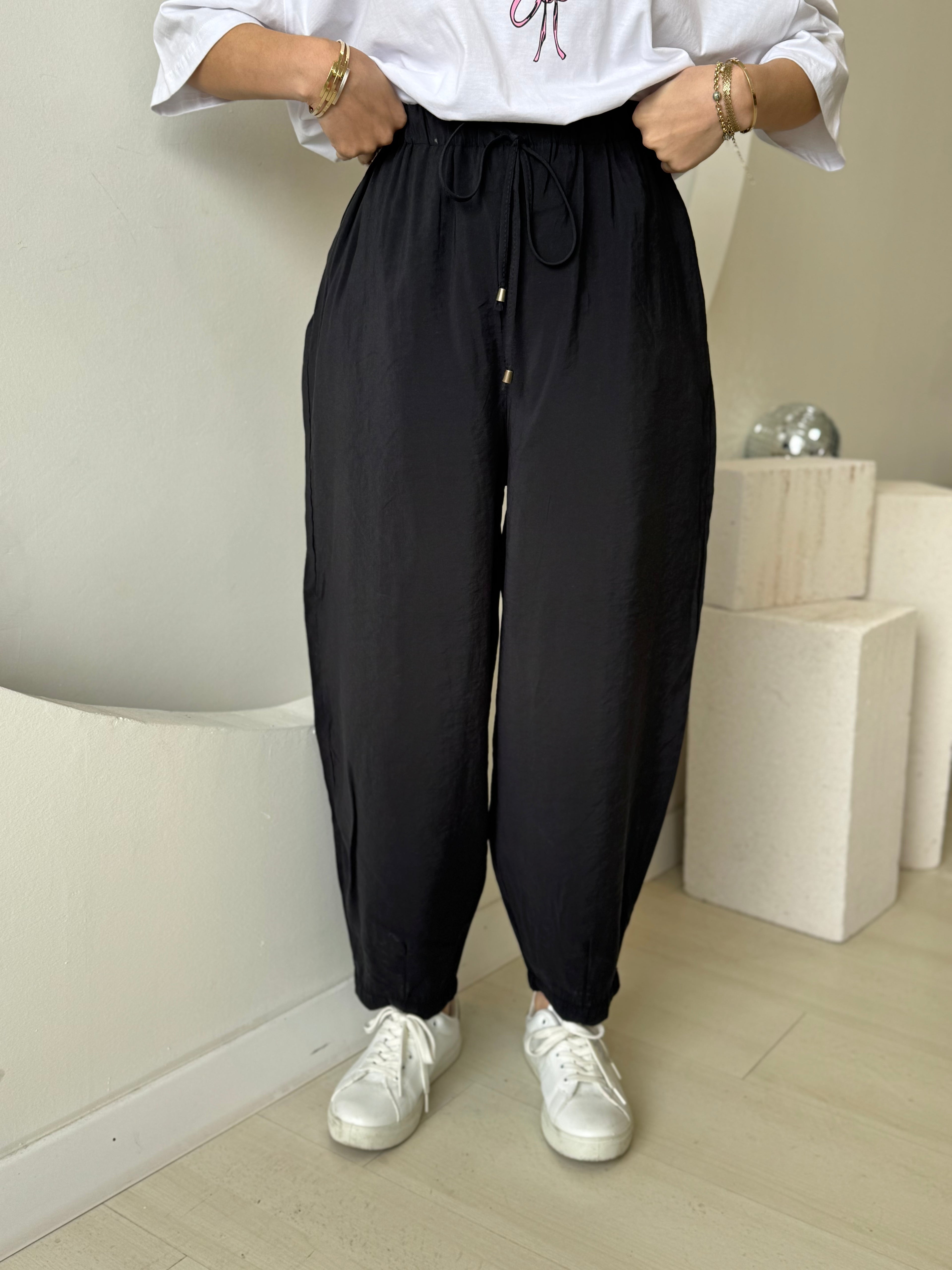 Siyah Beli Lastikli Paça Detaylı Cepli Pantolon