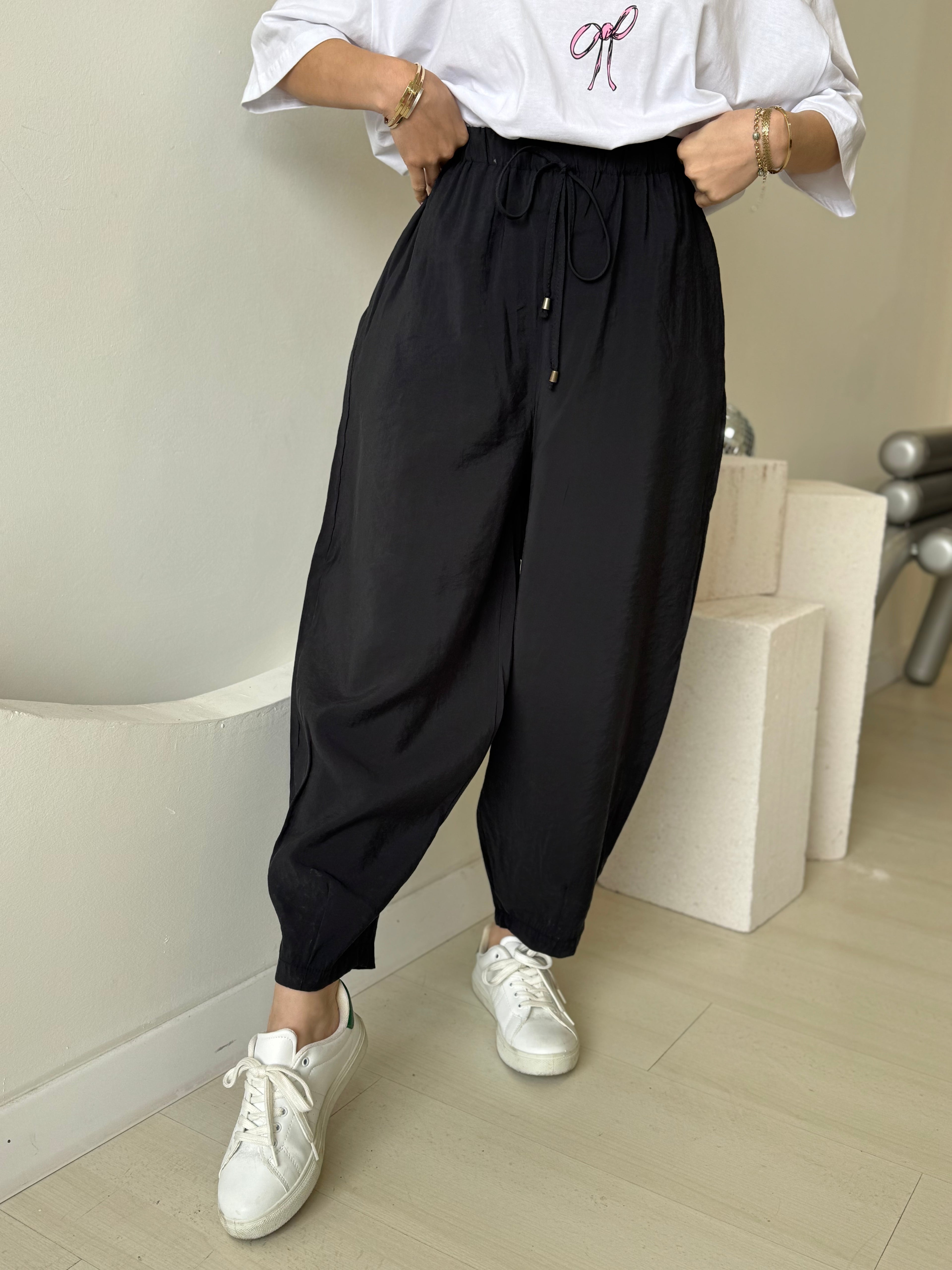 Siyah Beli Lastikli Paça Detaylı Cepli Pantolon