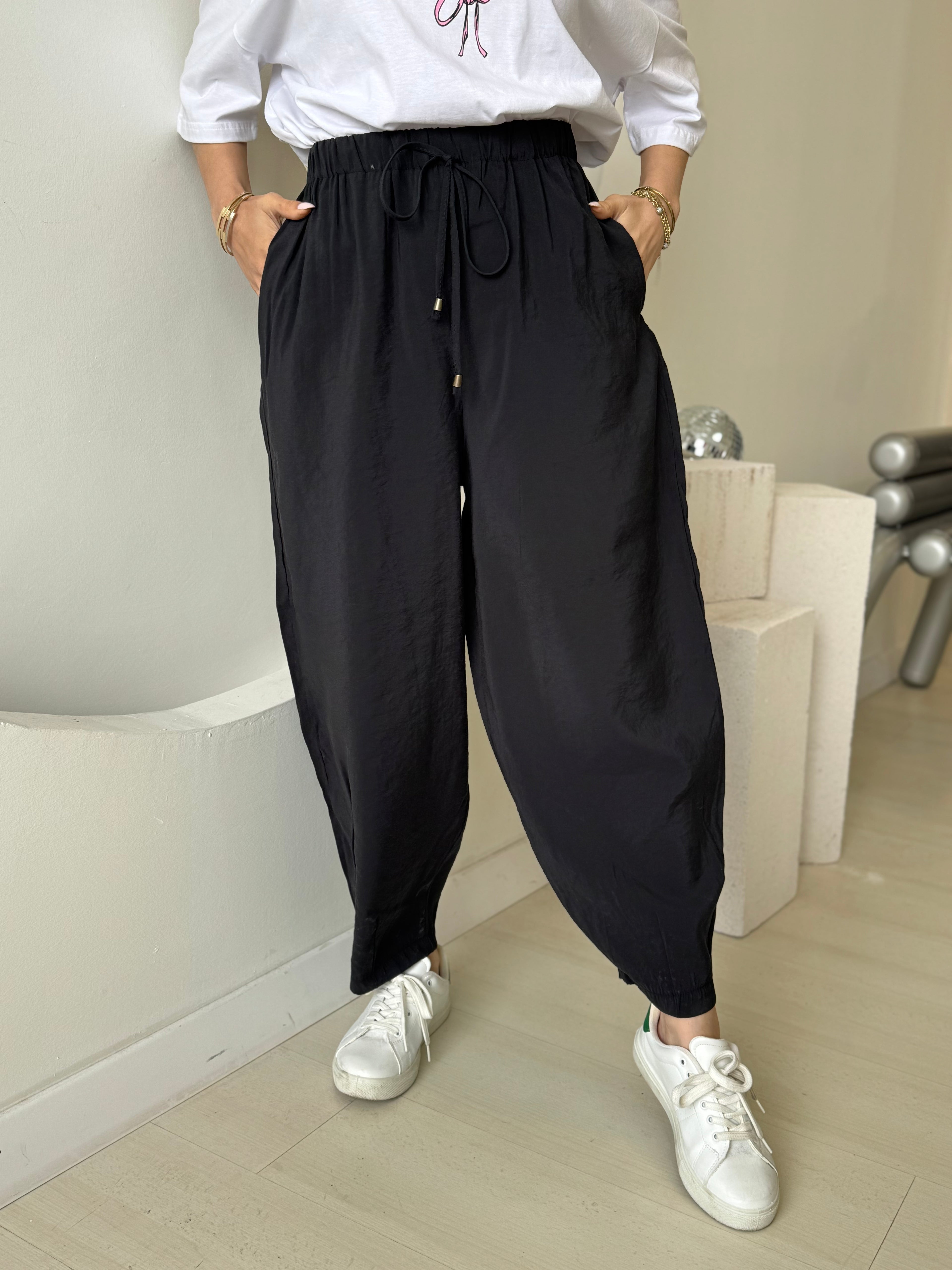 Siyah Beli Lastikli Paça Detaylı Cepli Pantolon