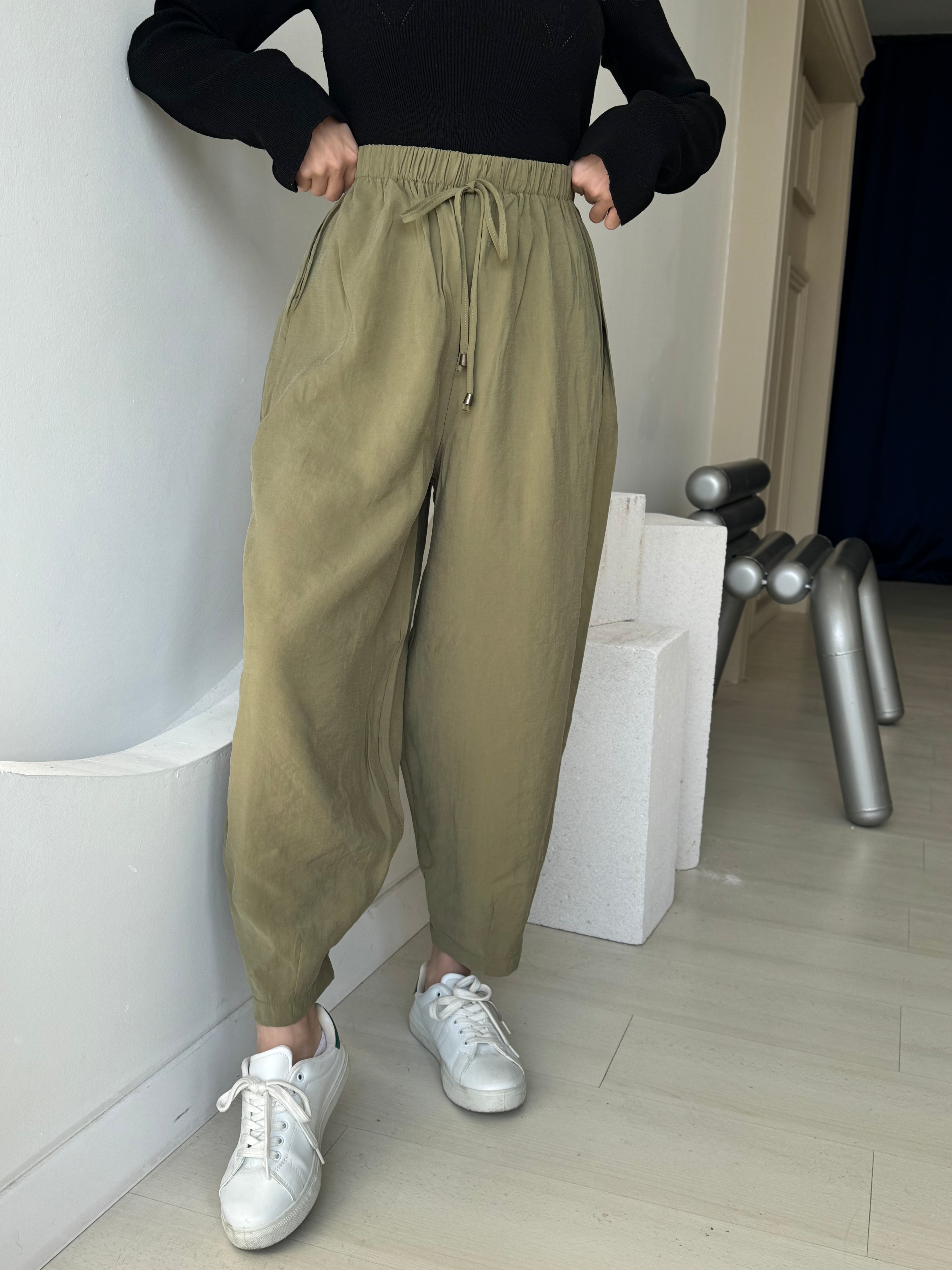 Haki Beli Lastikli Paça Detaylı Cepli Pantolon