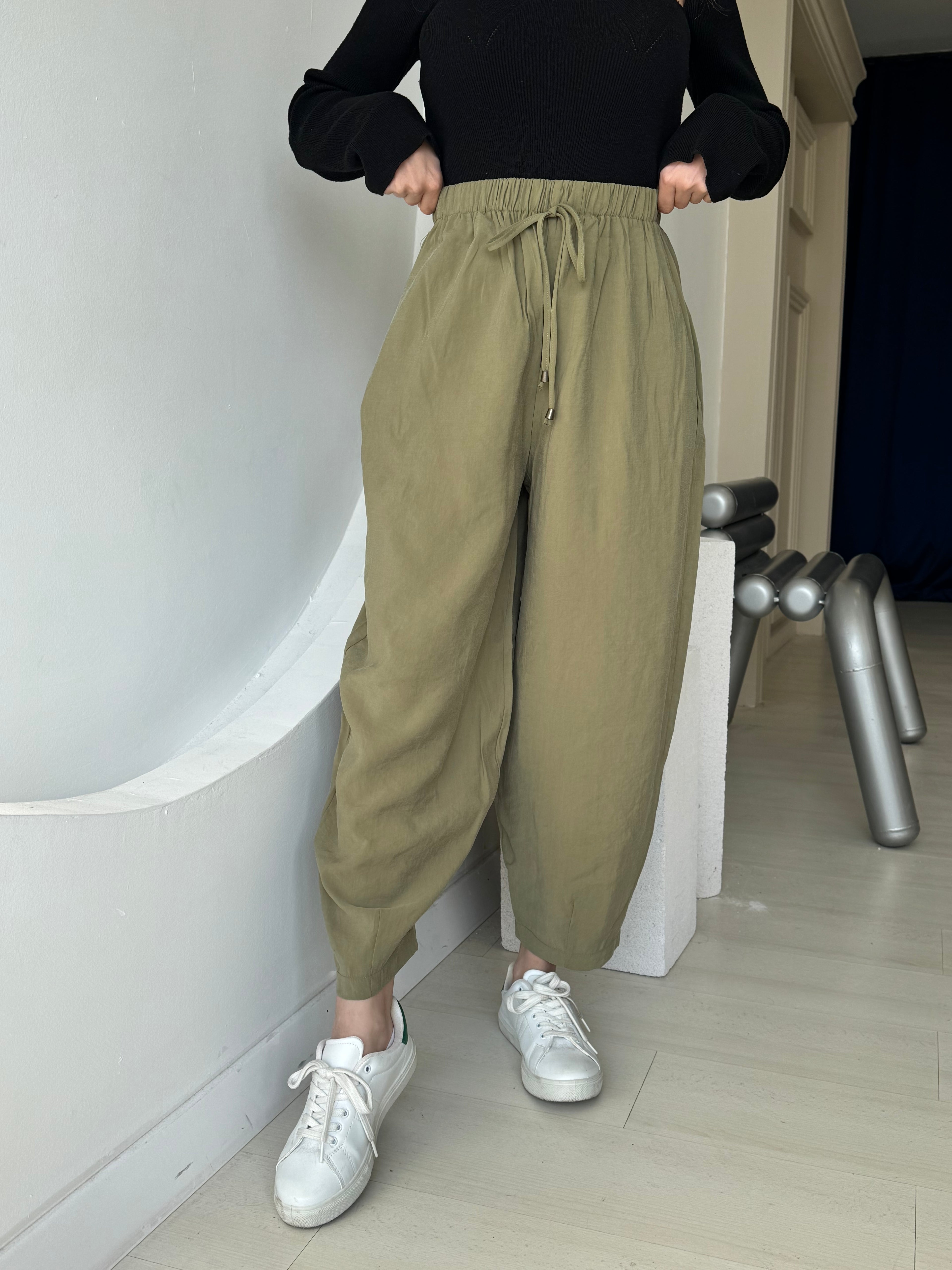 Haki Beli Lastikli Paça Detaylı Cepli Pantolon