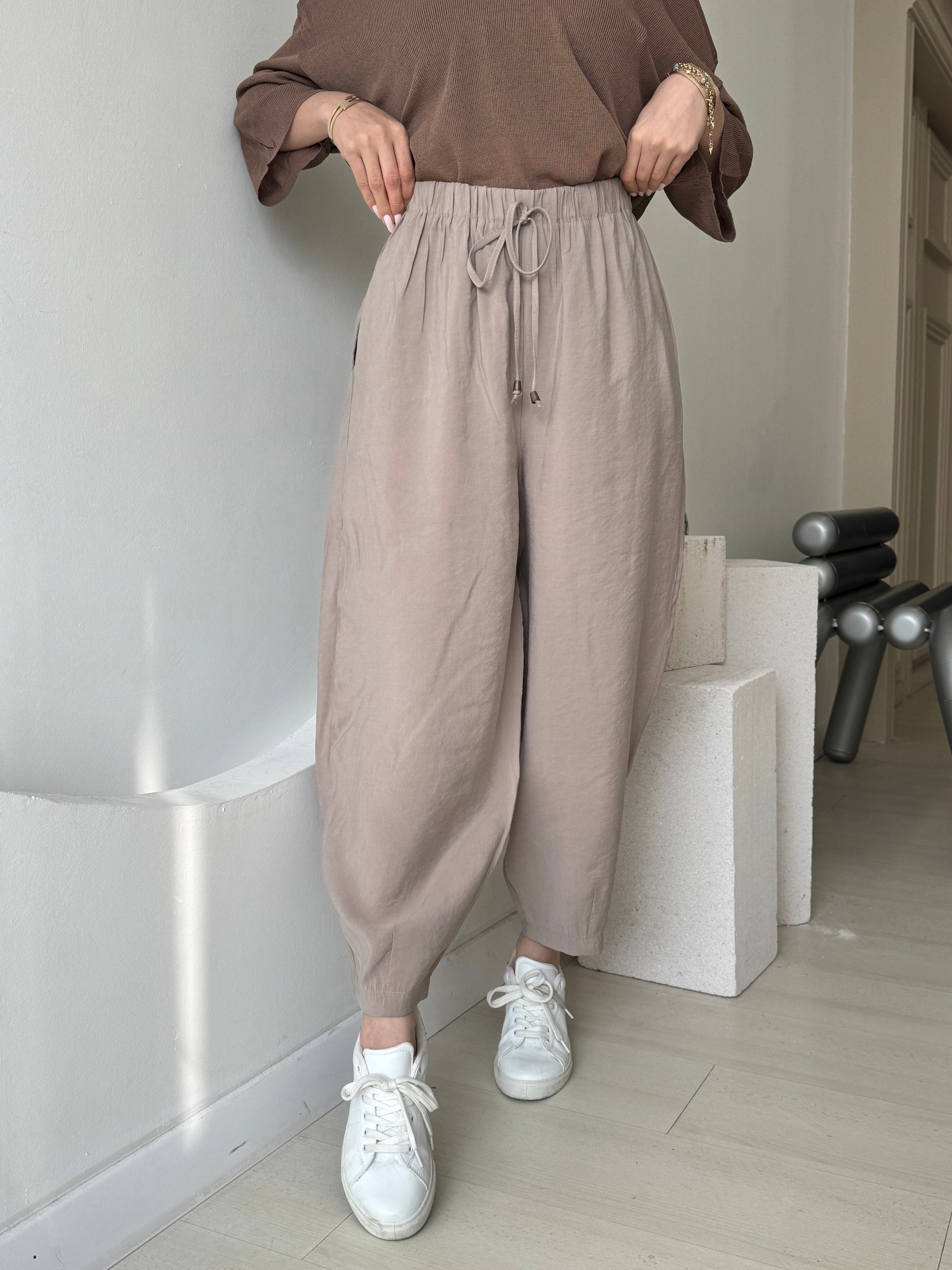 Bej Beli Lastikli Paça Detaylı Cepli Pantolon